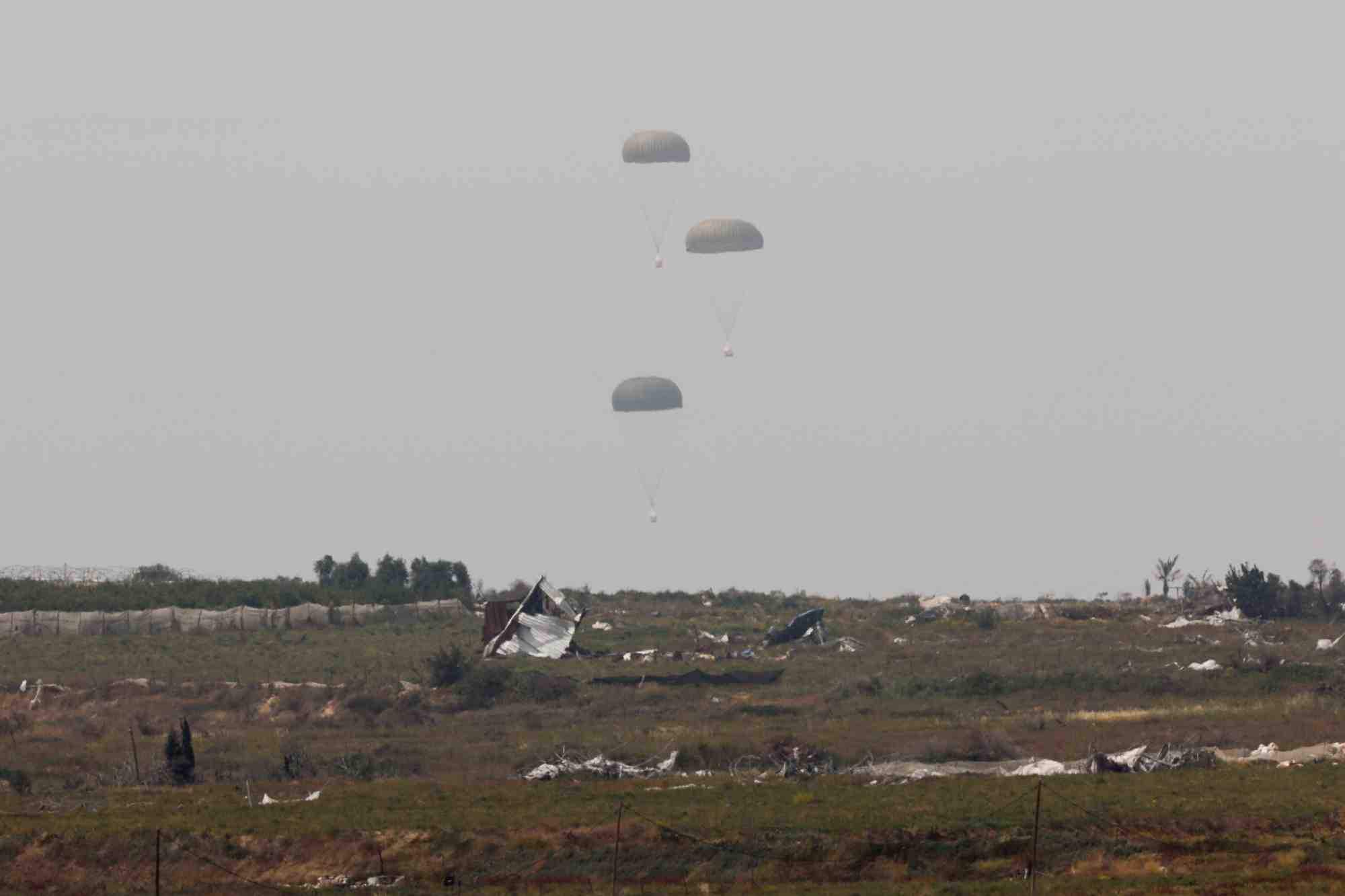 L'aide humanitaire tombe du ciel vers la bande de gaza, vue d'israel