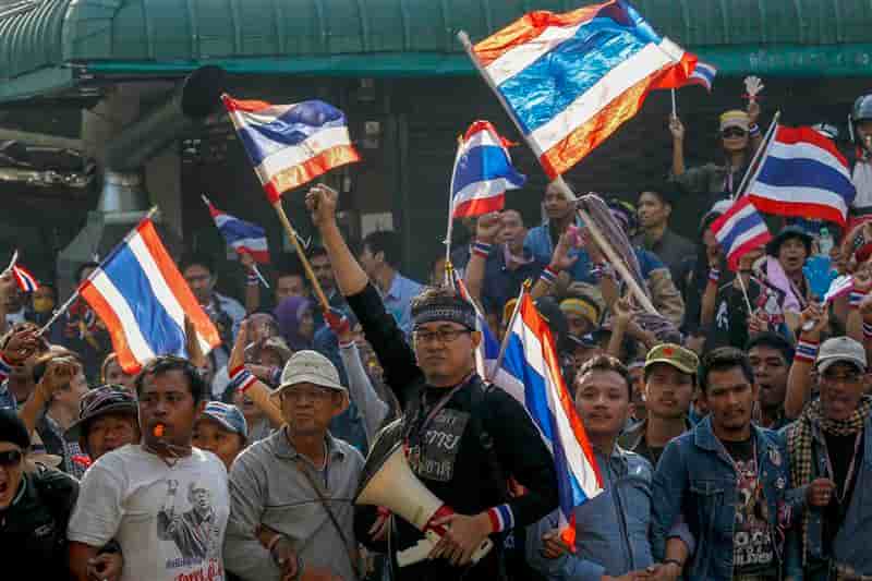 Tentative de blocage des élections en Thaïlande, le baht plonge