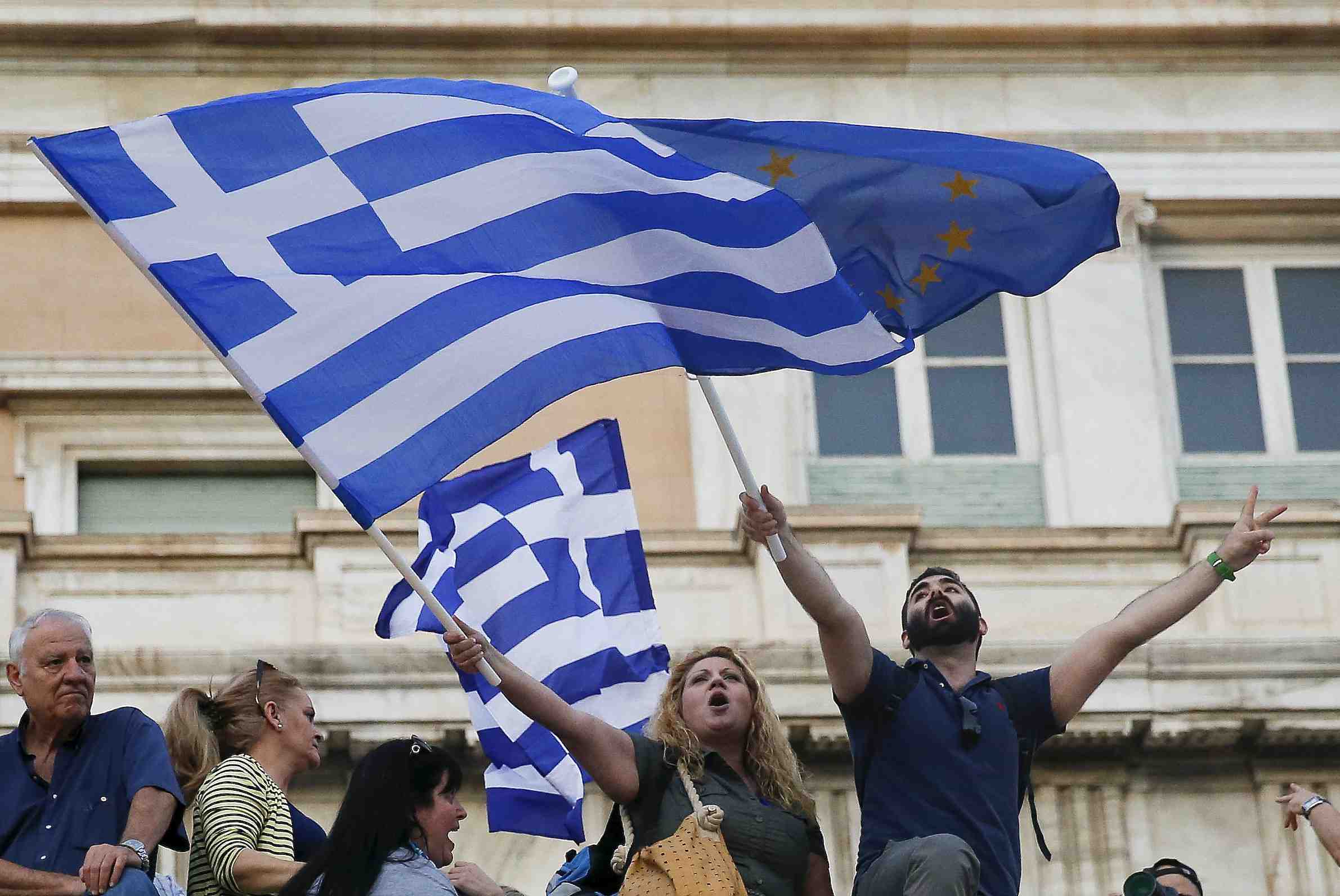 Des milliers de grecs manifestent a athenes pour garder l'euro
