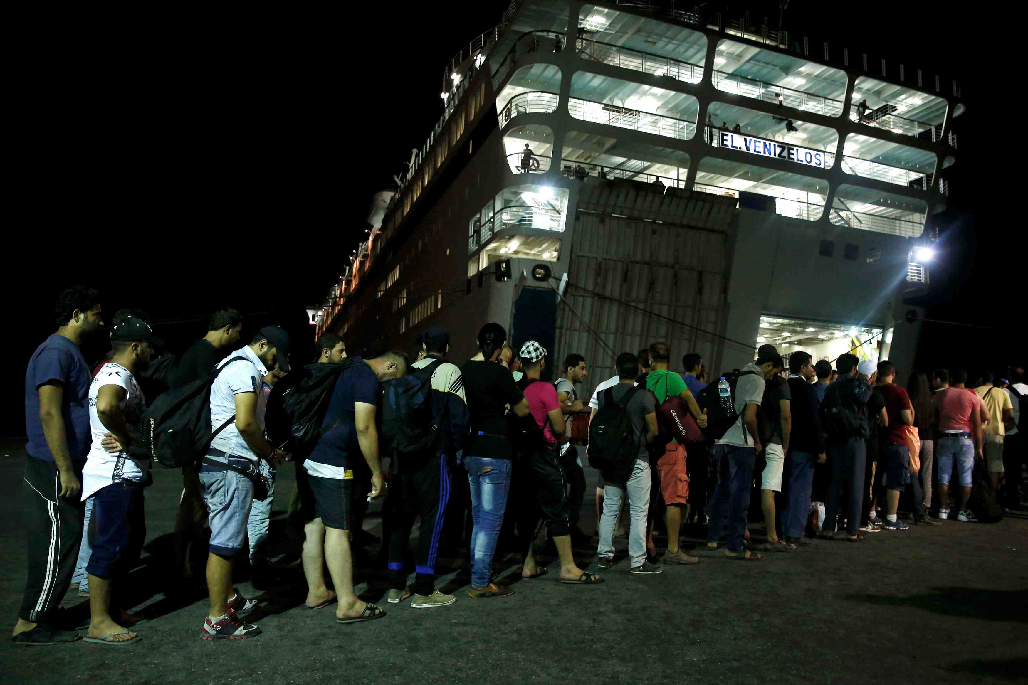 Des centaines de refugies syriens embarquent sur un ferry sur l'ile grecque de kos
