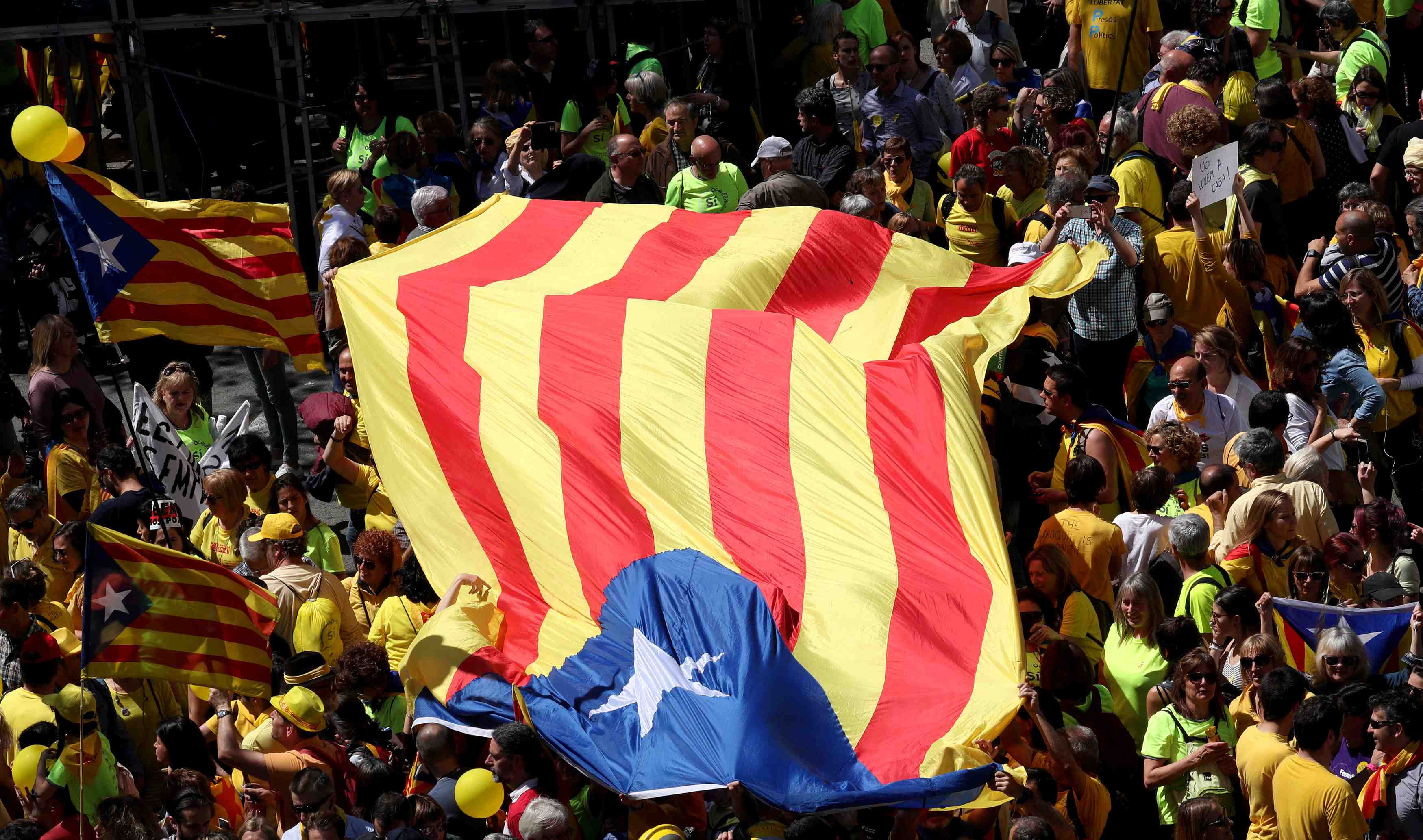 Des barcelonais defilent pour soutenir les independantistes incarceres