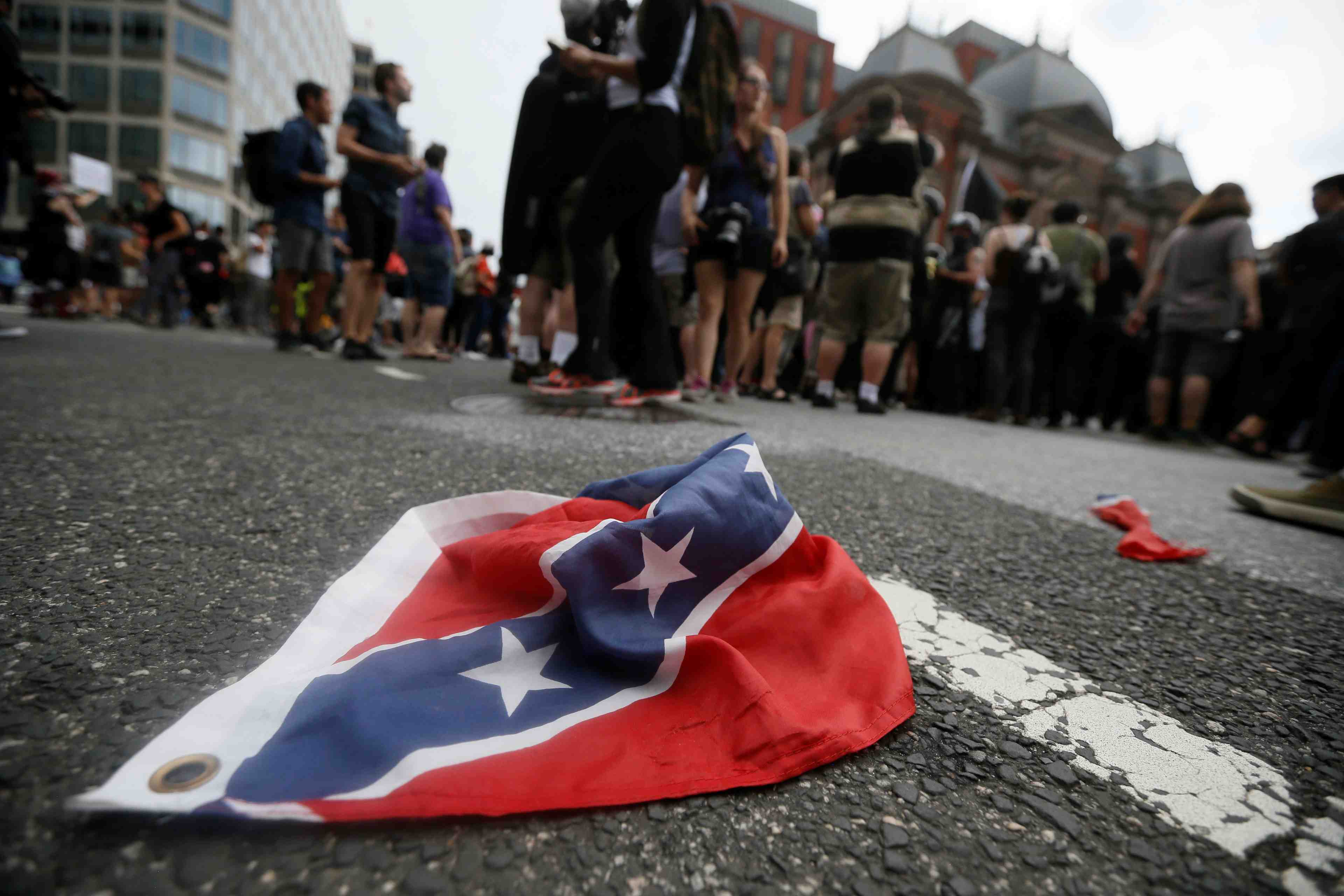 Usa: quatre arrestations dans l'enquete sur les violences de charlottesville
