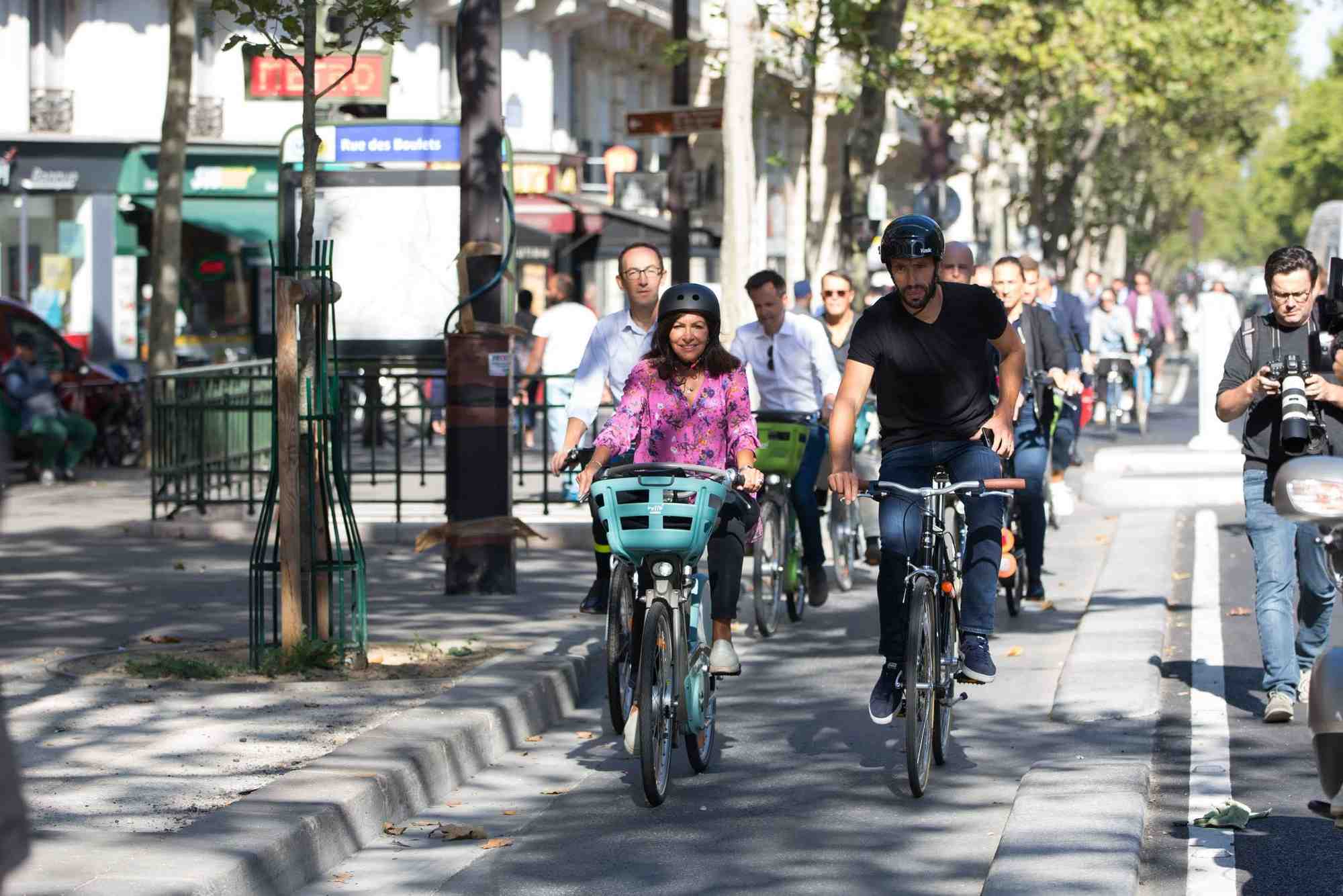 Anne Hidalgo et Tony Estanguet inaugurent les nouvelles pistes cyclables parisiennes.