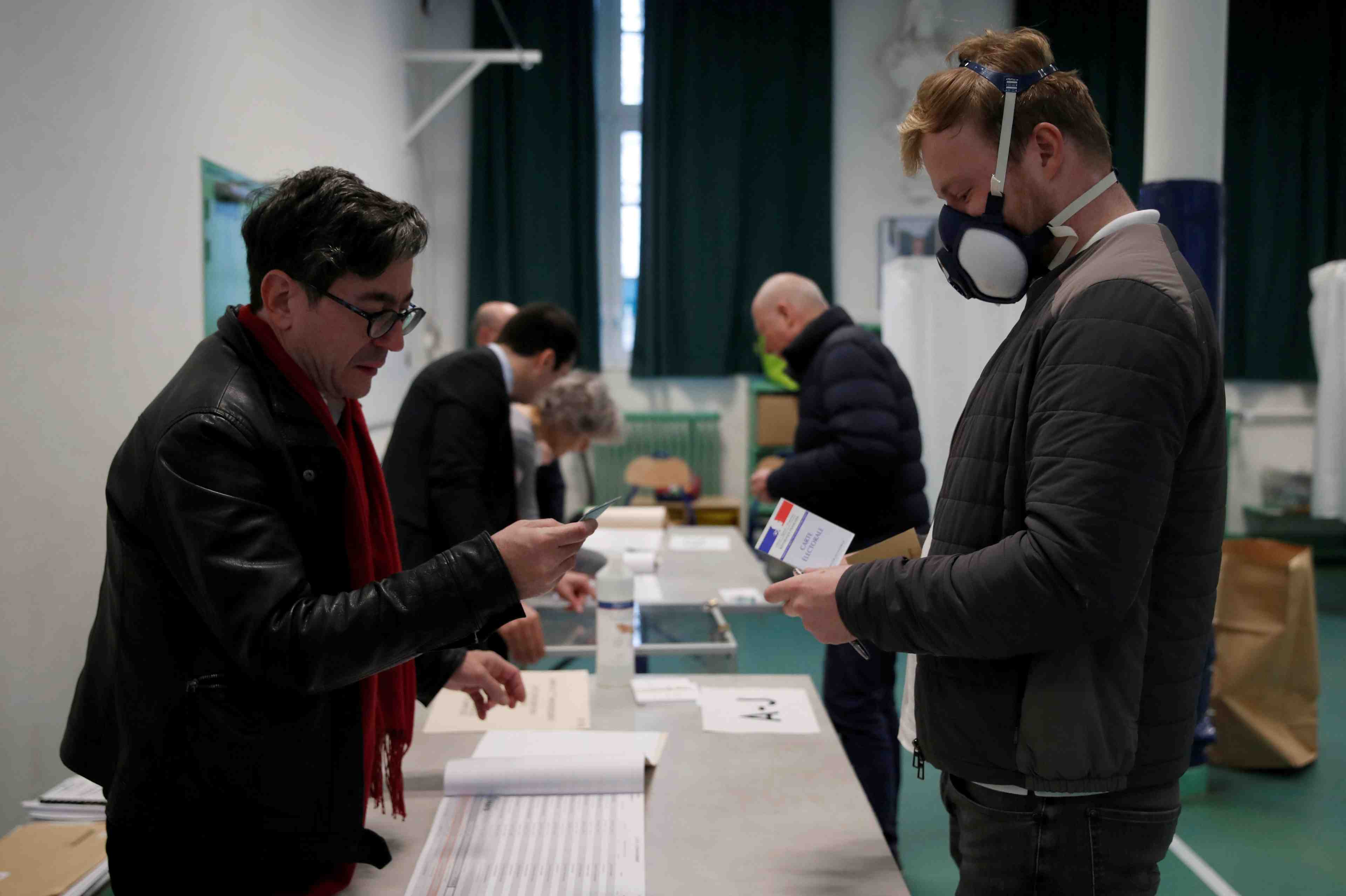 Municipales: participation a 18,38% a midi en france metropolitaine, cinq points de moins qu'en 2014