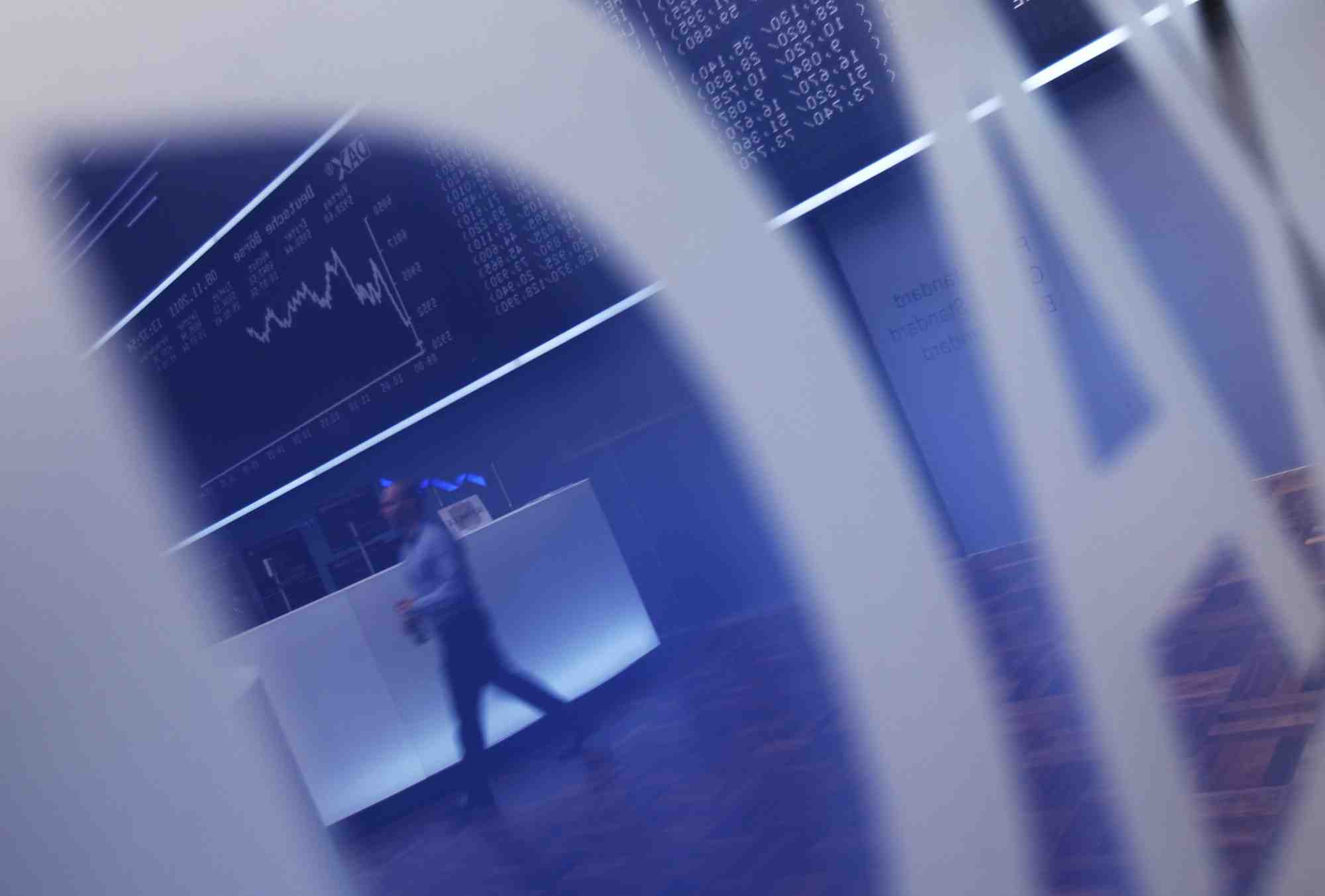 Le tableau du dax se reflete dans le logo du dax a la bourse de francfort