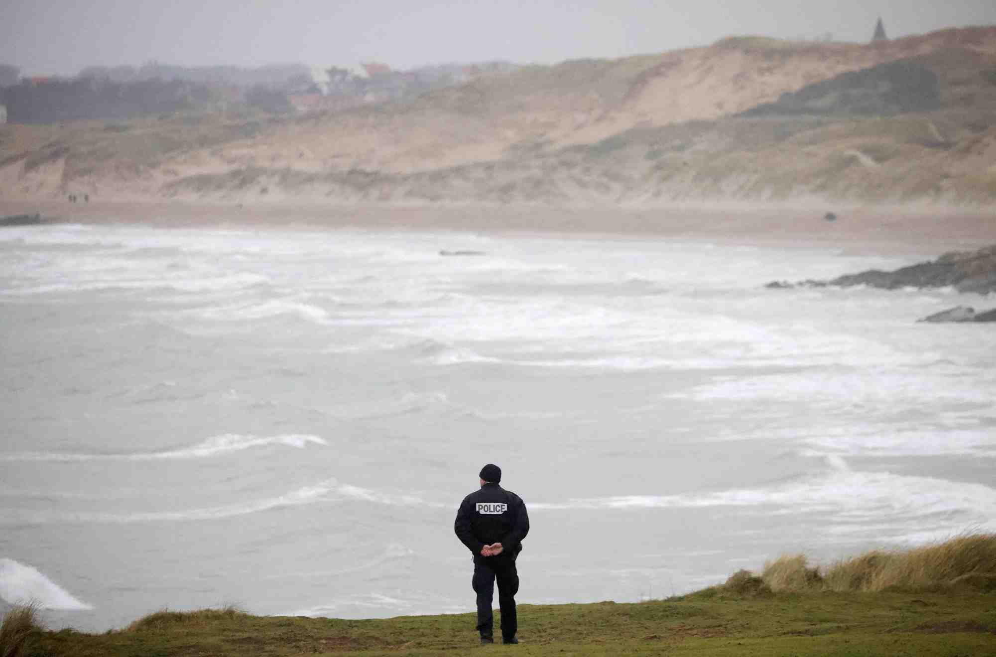 La police francaise patrouille pres de la mer le long des dunes du slack a wimereux