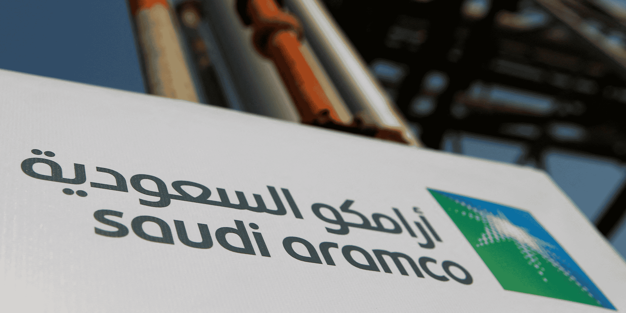 Photo du logo de saudi aramco sur le site petrolier d'abqaiq