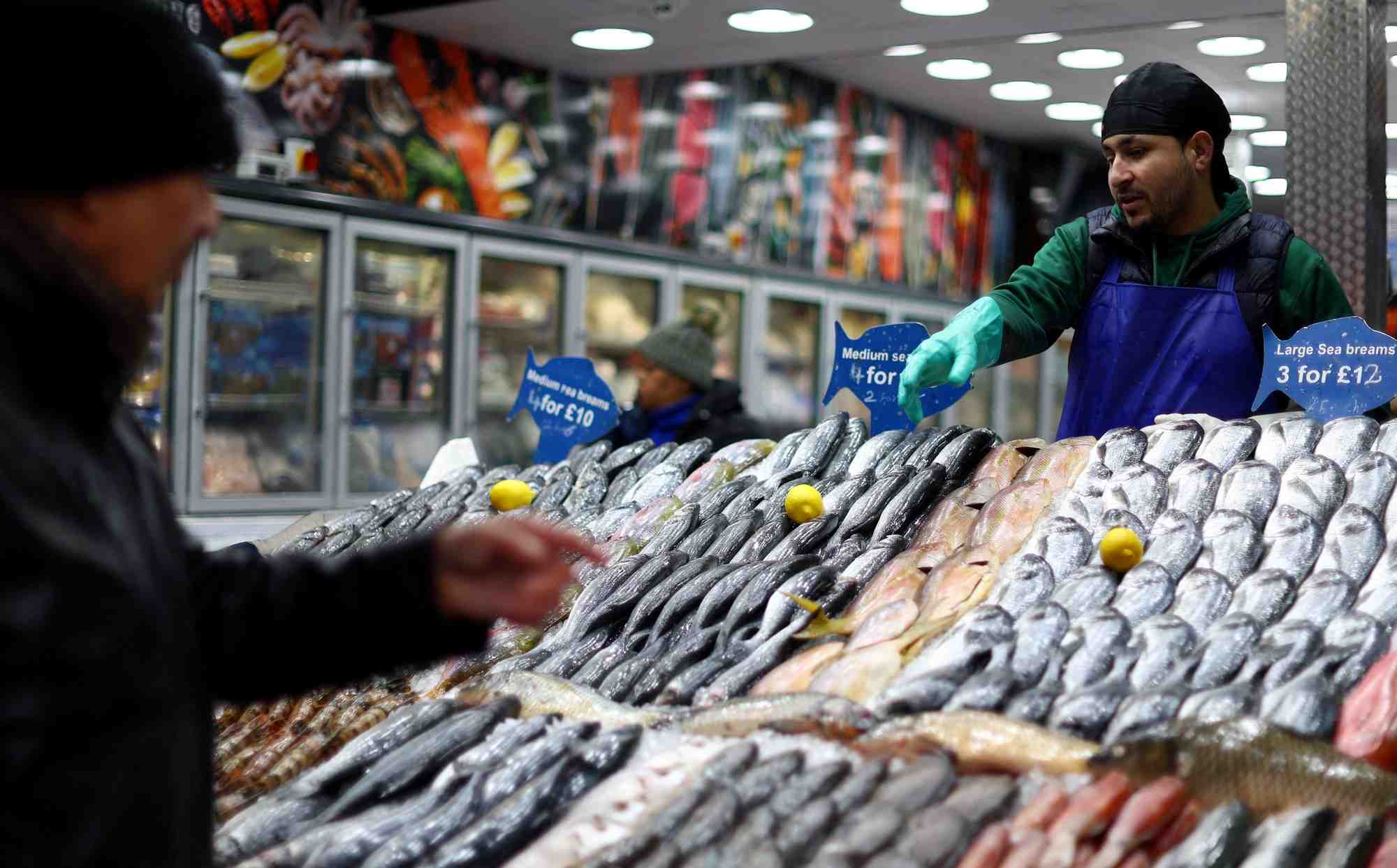 Photo d'archives: les gens font leurs courses dans le sud-est de londres