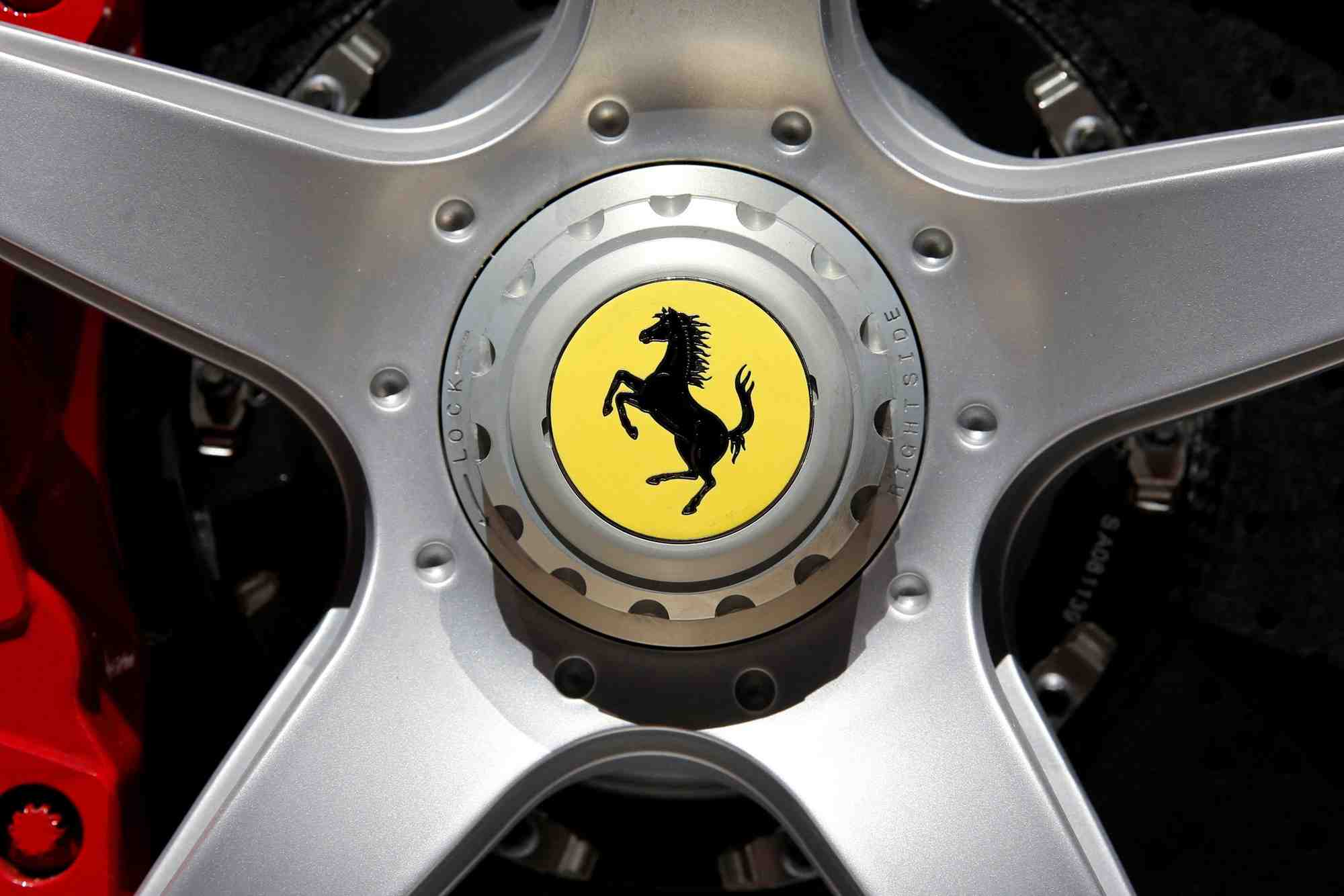 Photo d'archives: un logo ferrari est vu lors de la journee des medias au salon de l'automobile de paris