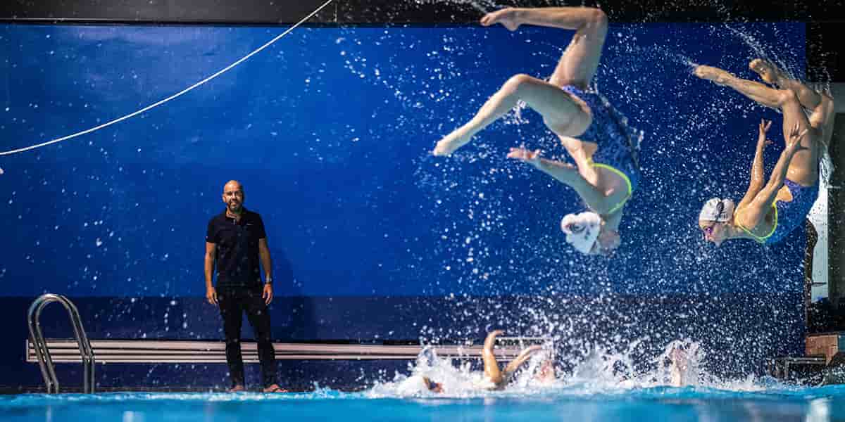 Le chorégraphe avec l’équipe de France de natation synchronisée en décembre à l’Insep, à Paris.