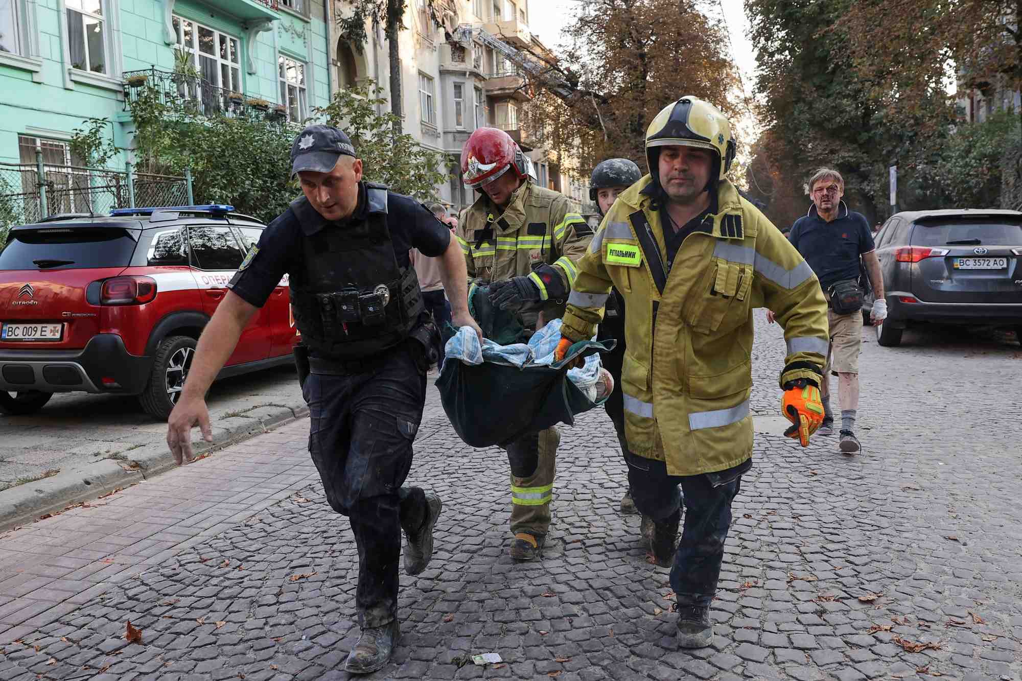 Consequences d'une attaque de drone et de missiles russes a lviv
