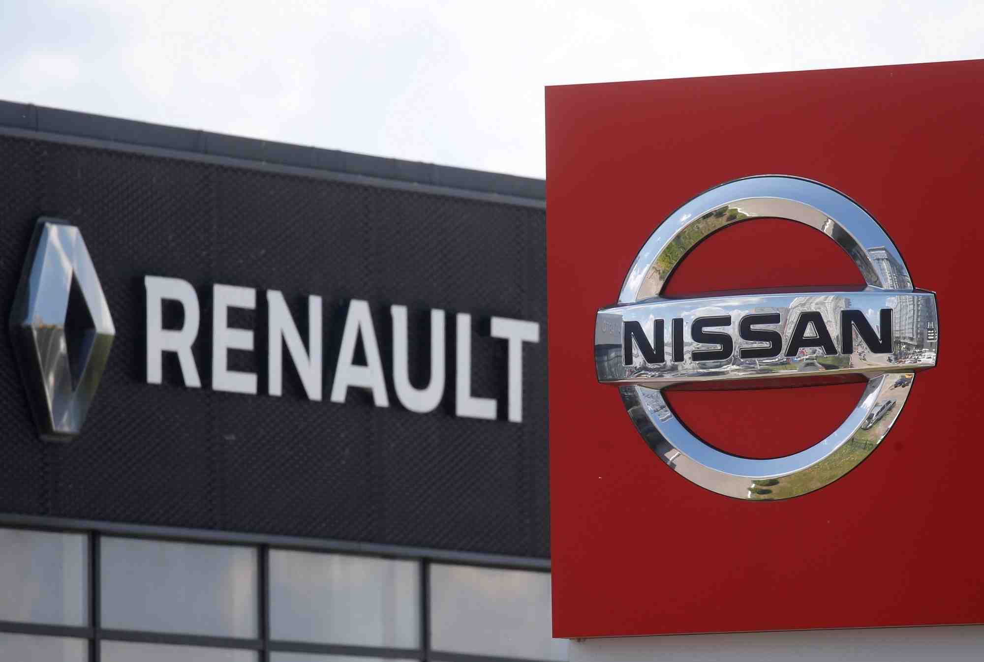 Photo d'archives des logos des constructeurs automobiles nissan et renault