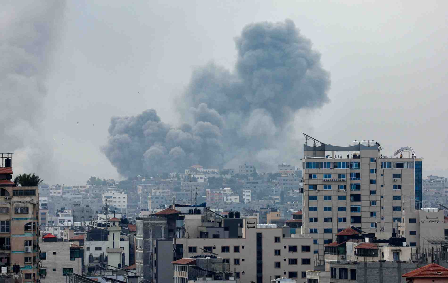 Des dizaines de milliers de soldats israéliens poursuivent ce lundi leur déploiement dans les régions désertiques près de la bande de Gaza.