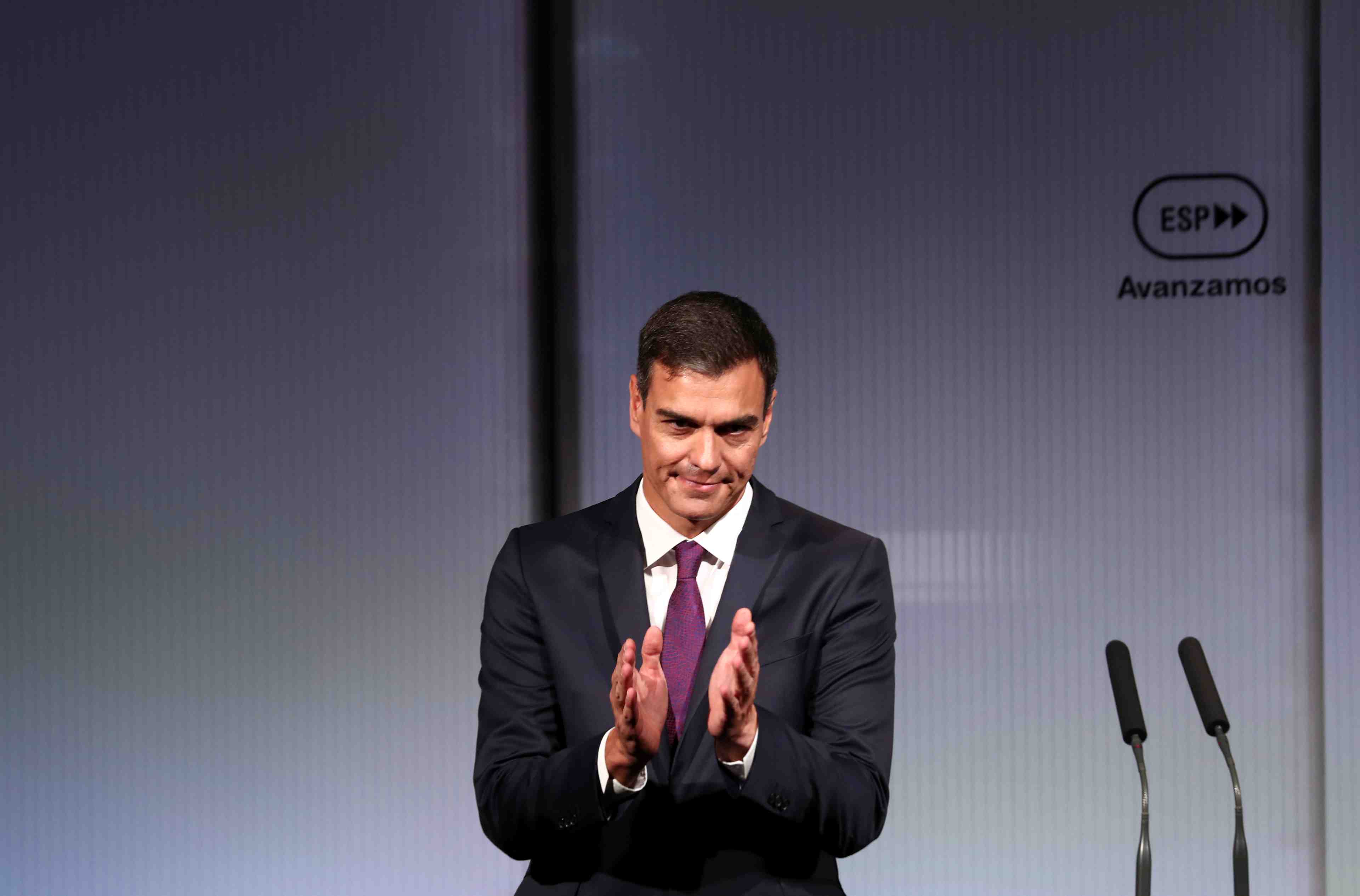 L'espagnol pedro sanchez accepte une invitation a se rendre a cuba