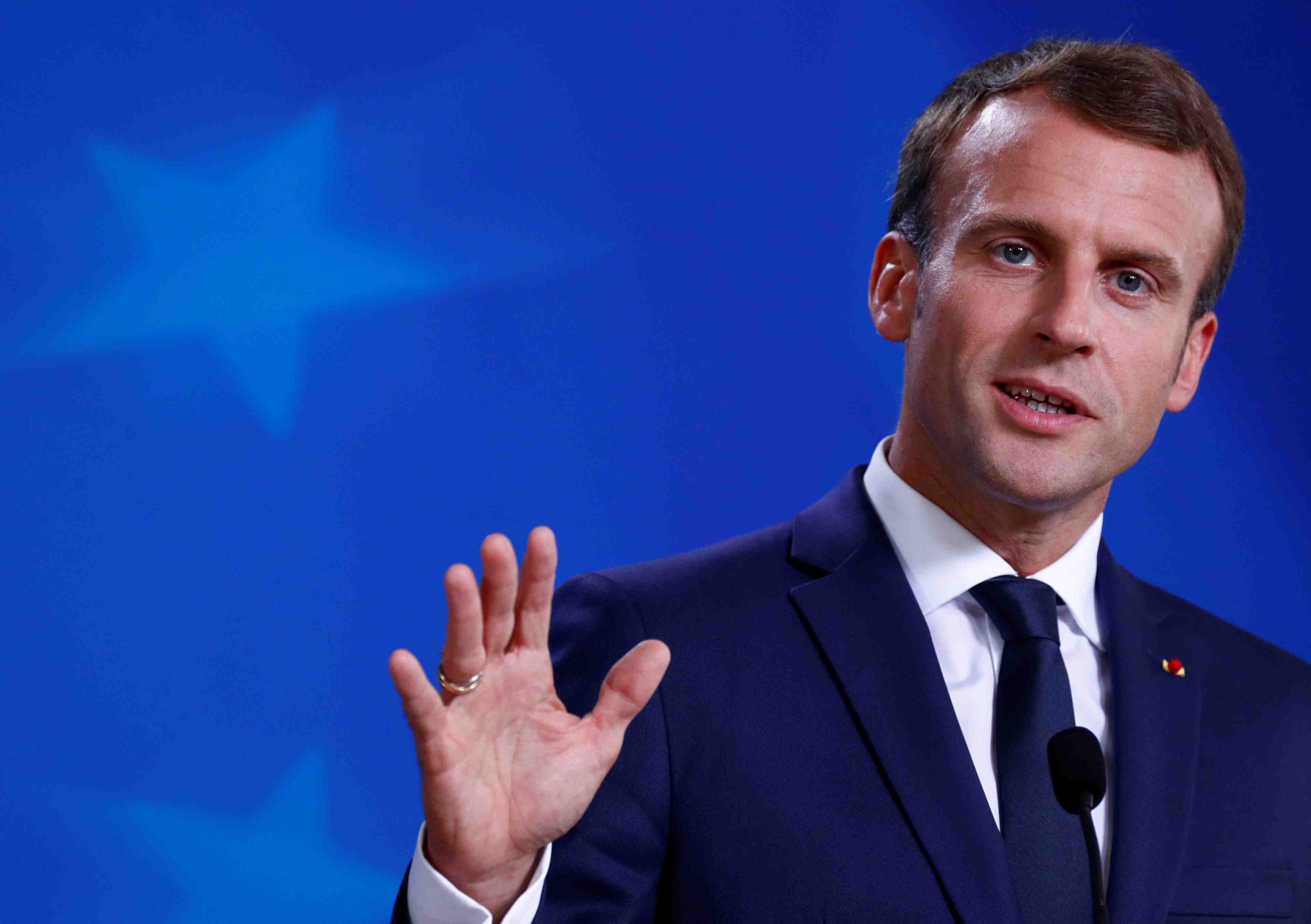 Emmanuel macron poursuit son recul dans l'opinion