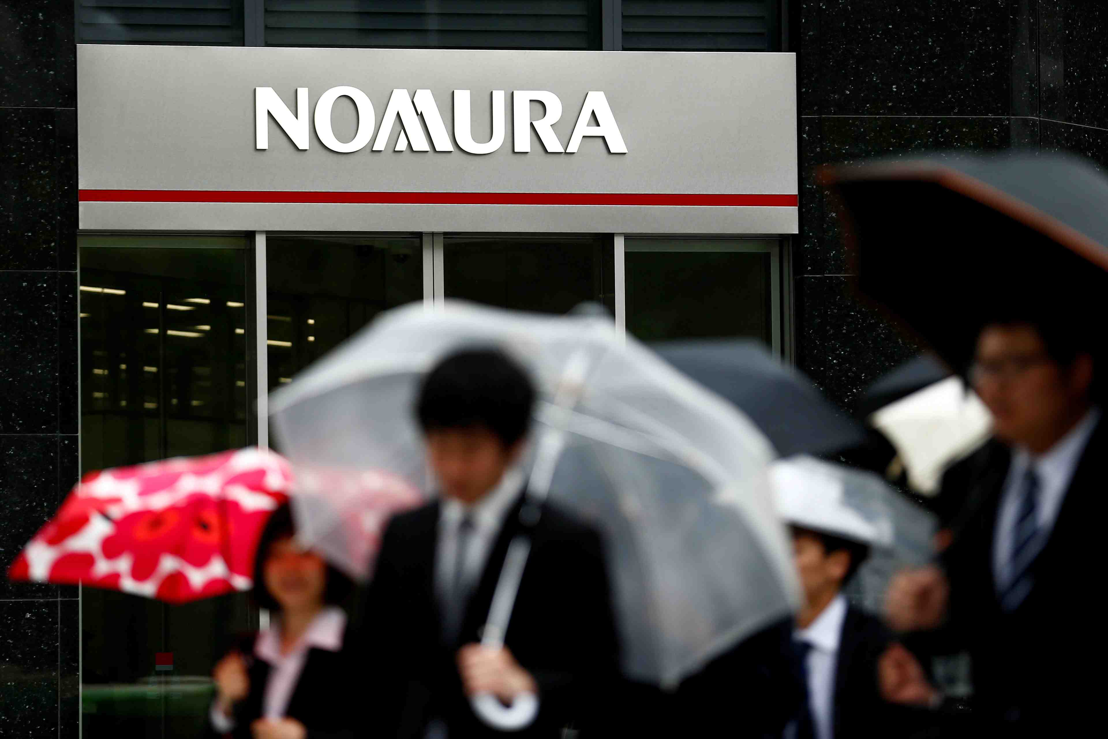 Nomura vise 1 milliard de dollars d'economies, supprime des postes a londres