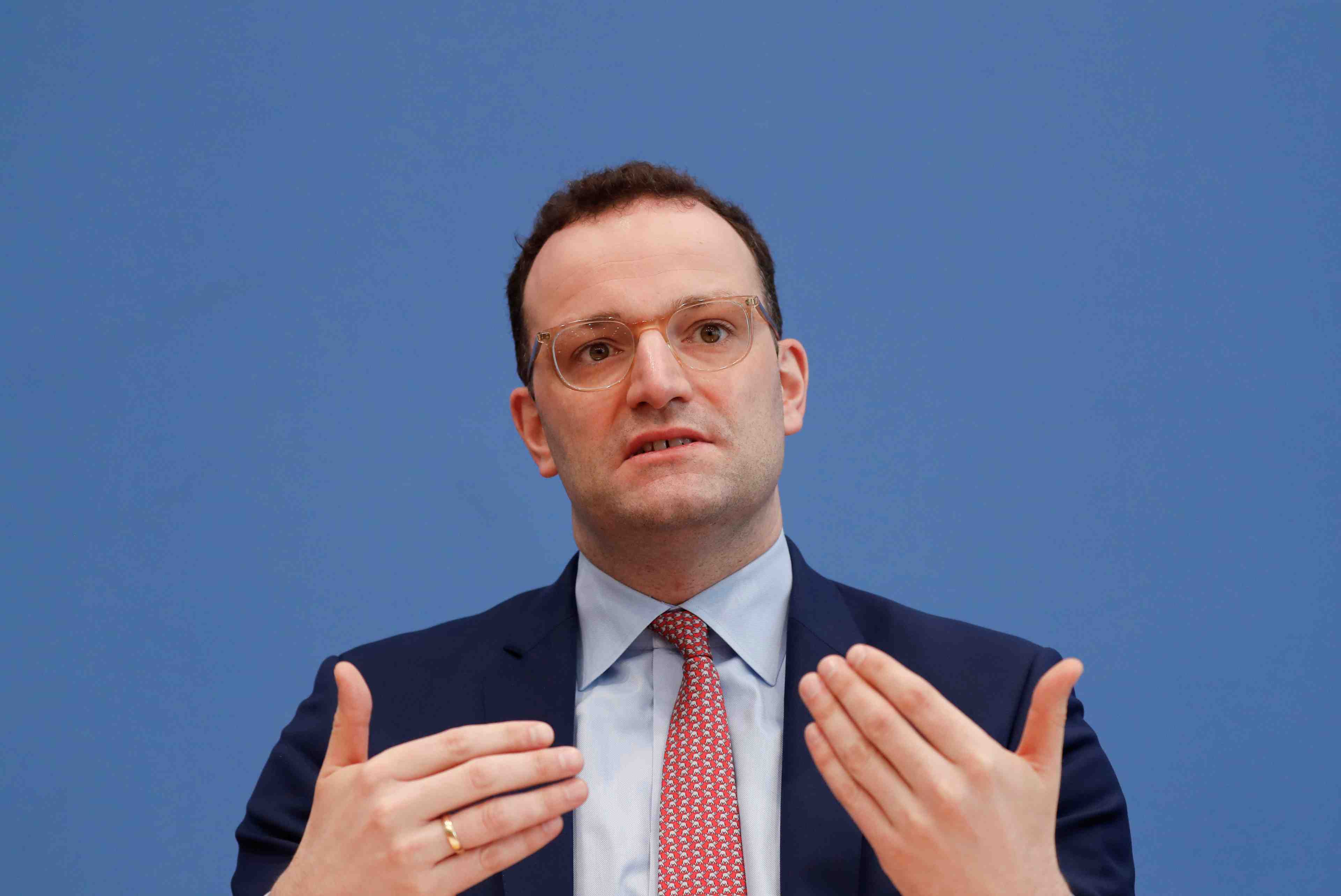 Fermer les frontieres n'arretera pas le coronavirus, dit le ministre allemand de la sante