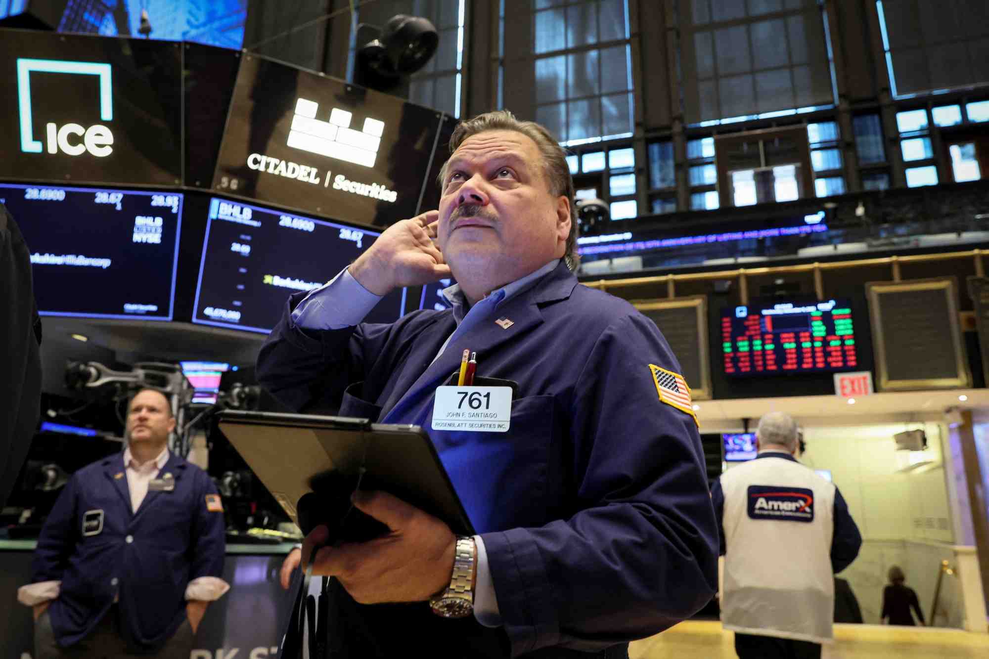 Des traders travaillent a la bourse de new york