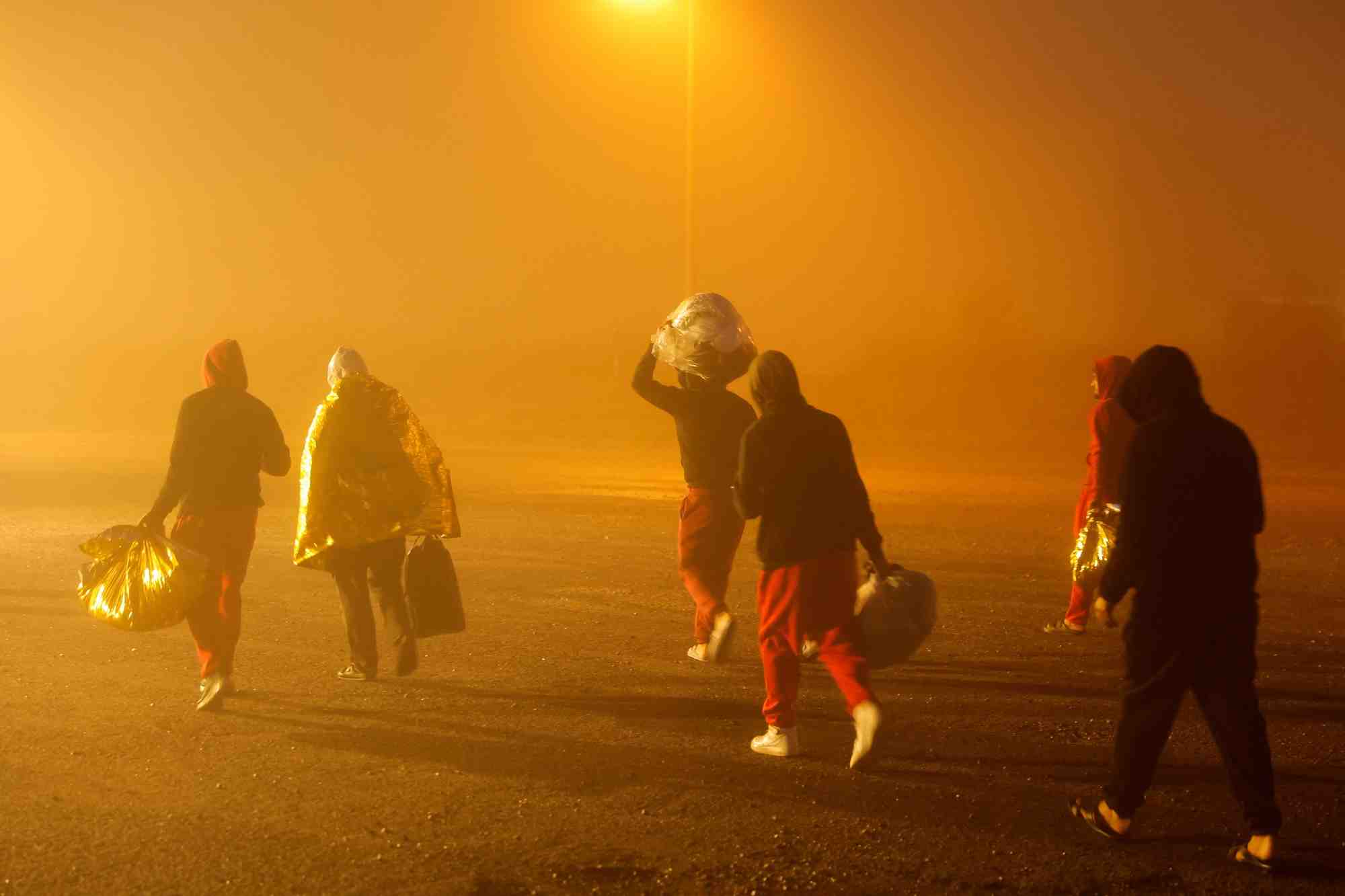 Des migrants quittent un navire francais de protection maritime a boulogne-sur-mer, france