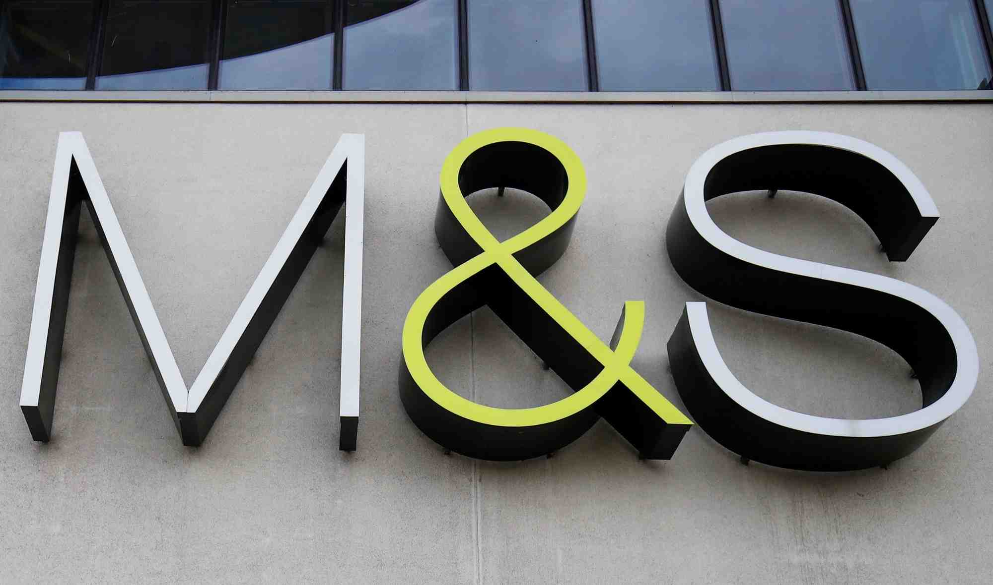 Photo d'archives: le logo de marks and spencer (m&s) a l'exterieur d'un magasin dans le cheshire