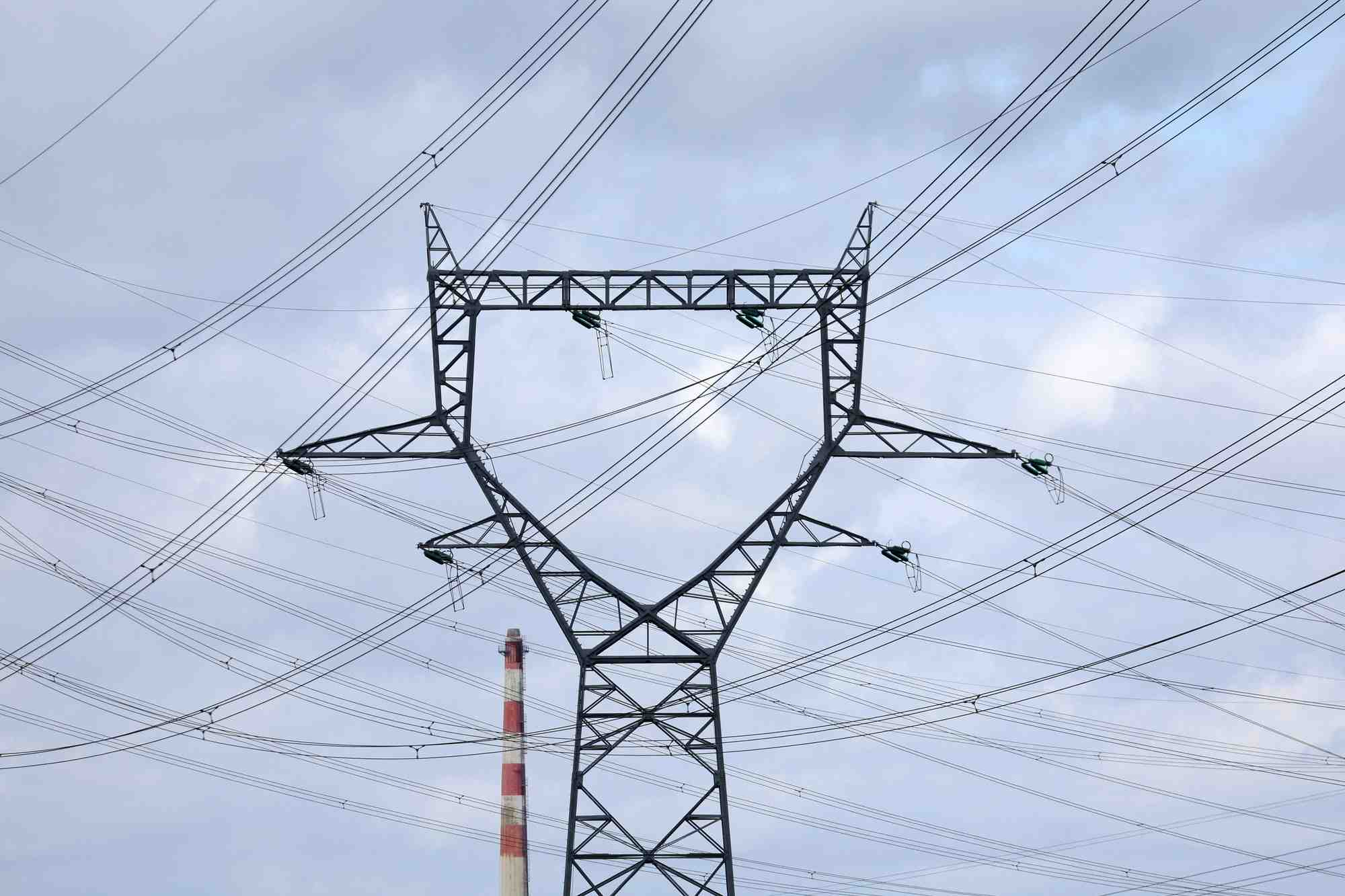Des lignes electriques a haute tension a bouchain