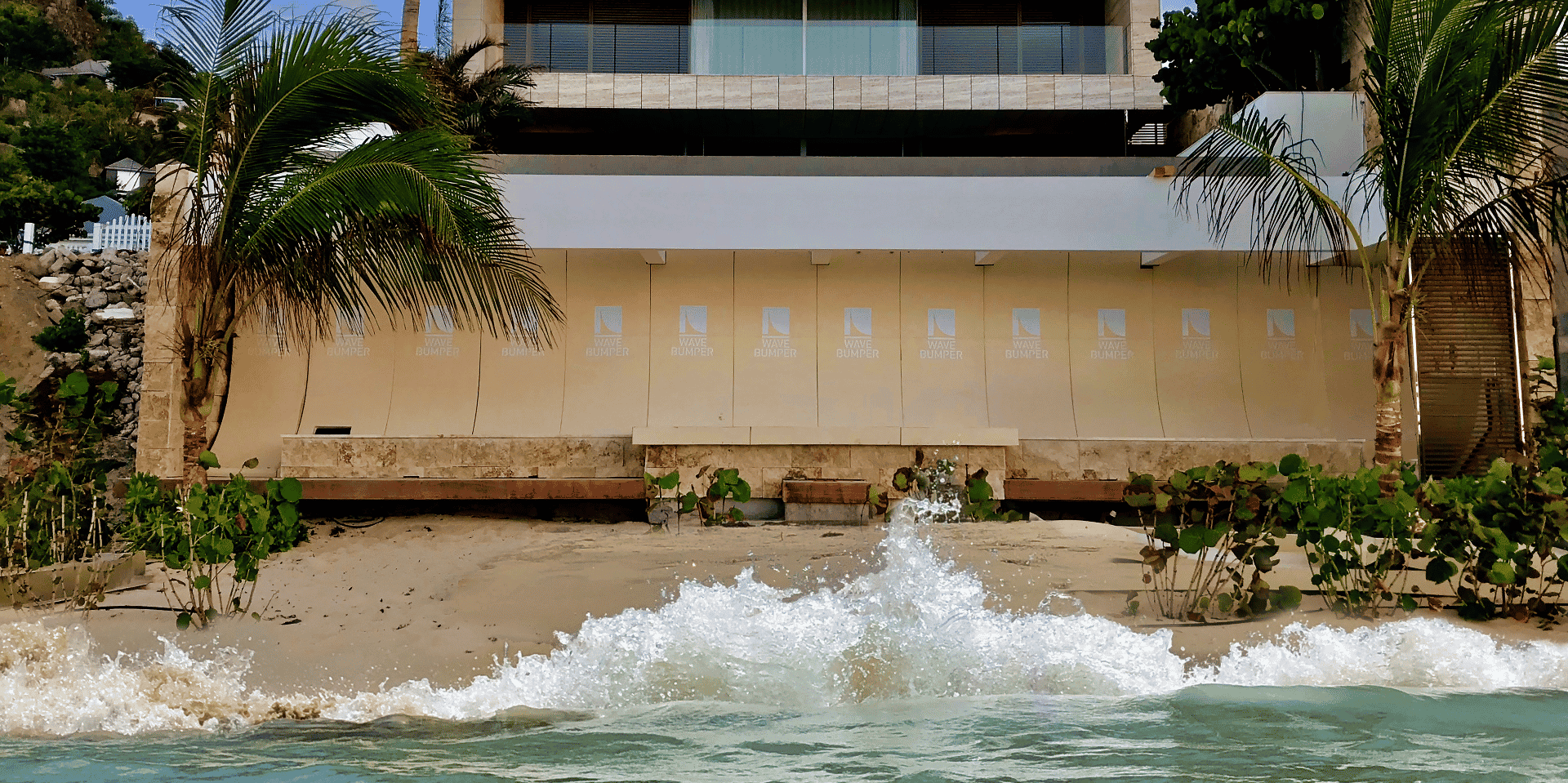 Une digue de protection installée par Wave Bumper à Saint-Barthélemy.