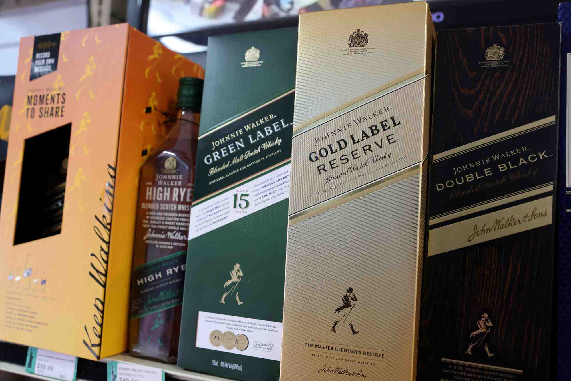 Photo d'archives: des bouteilles de whisky johnnie walker, une marque de diageo, sont mises en vente a manhattan