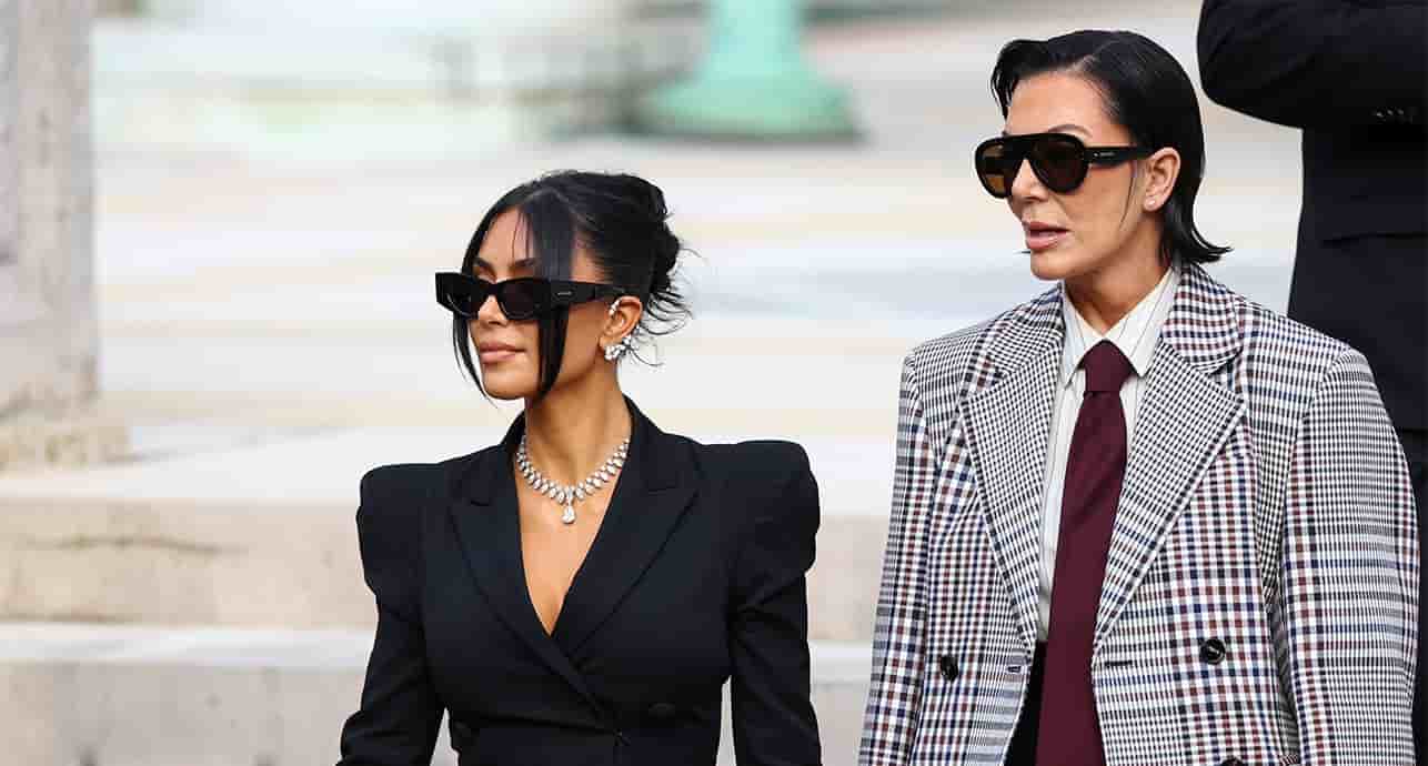 Kim Kardashian est entré au tribunal de Paris couverte de diamants, comme pour faire un pied de nez à ses agresseurs.