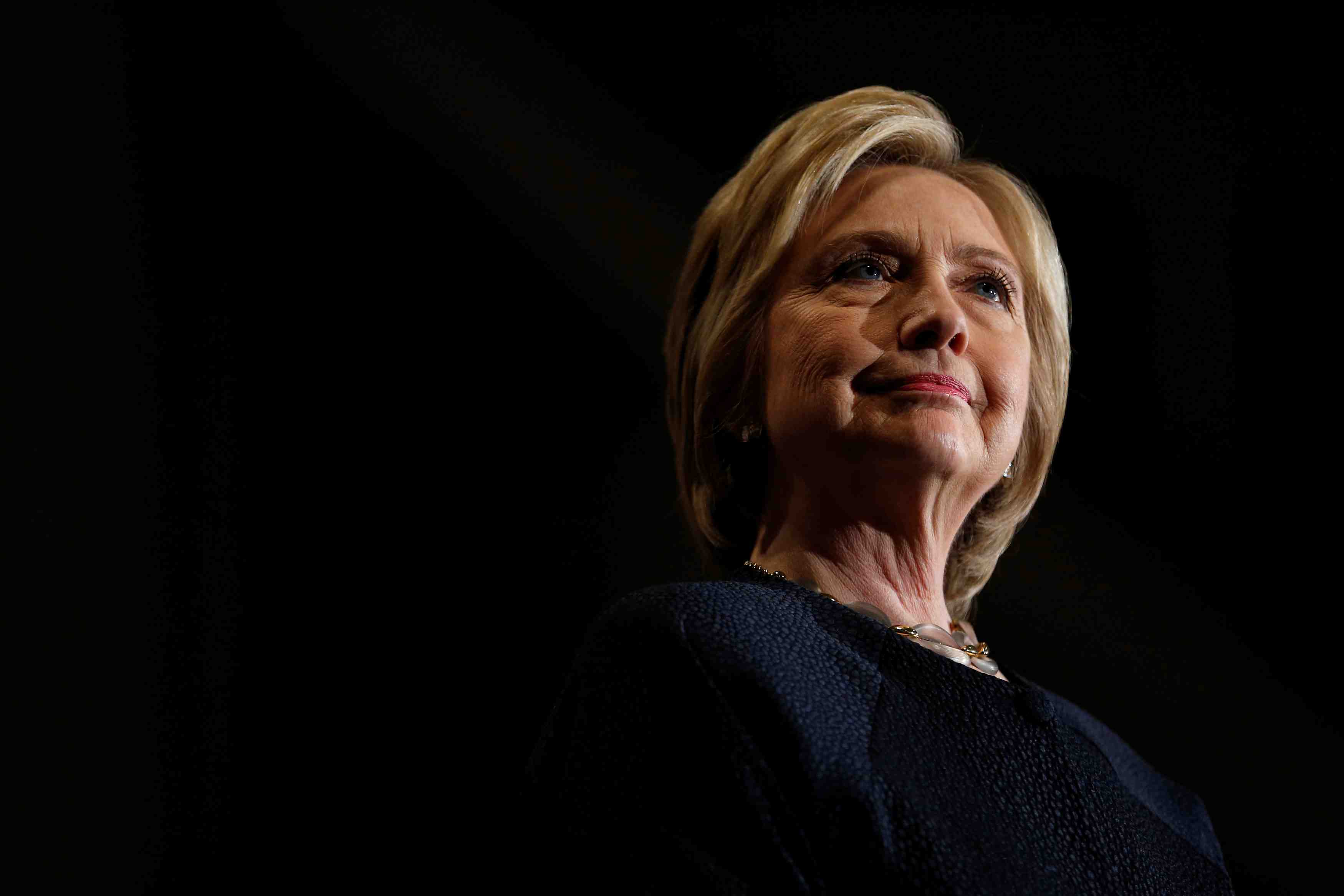 Clinton sereine face a la controverse sur ses emails