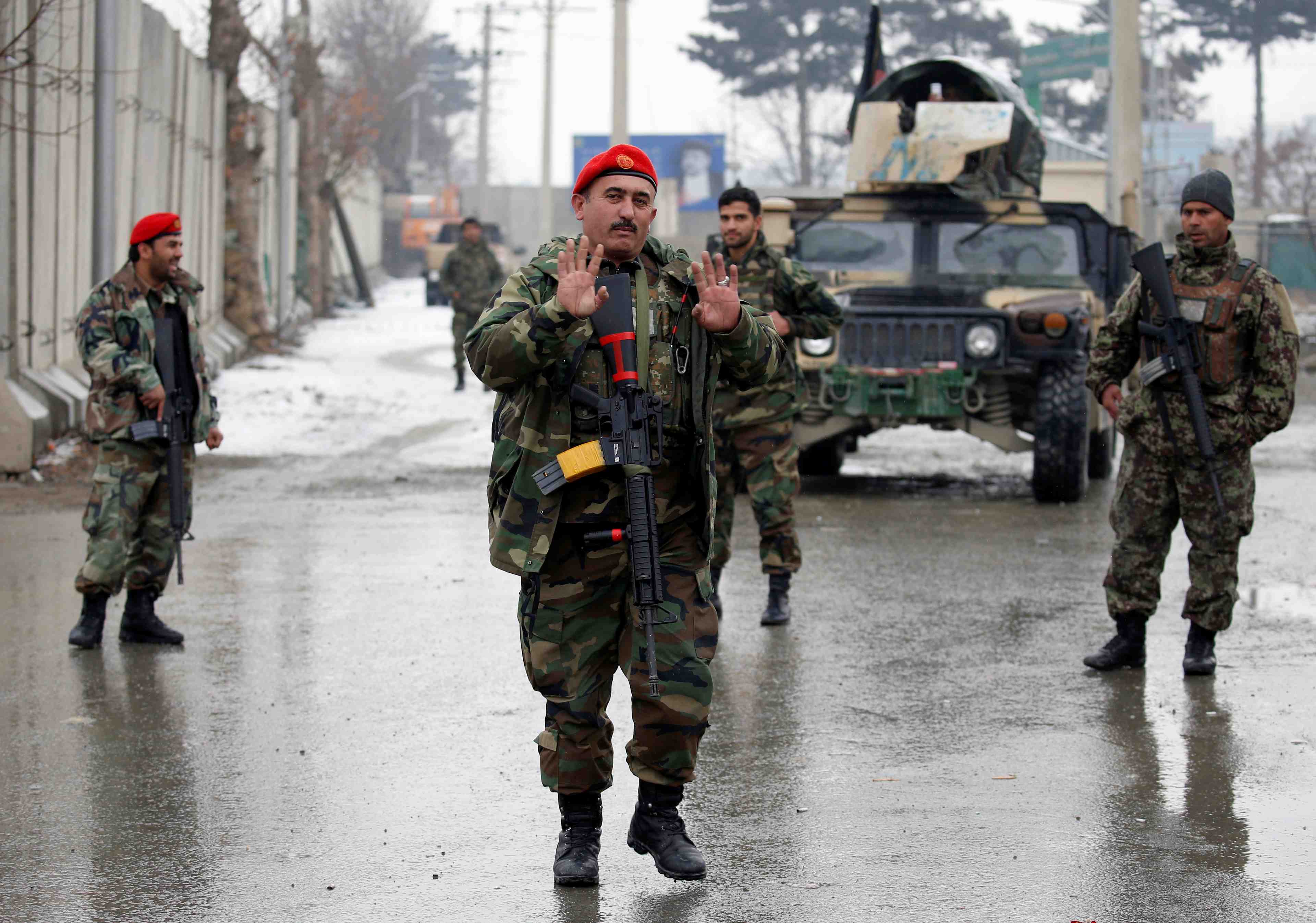 L'armee afghane rajeunie pour mieux lutter contre les taliban