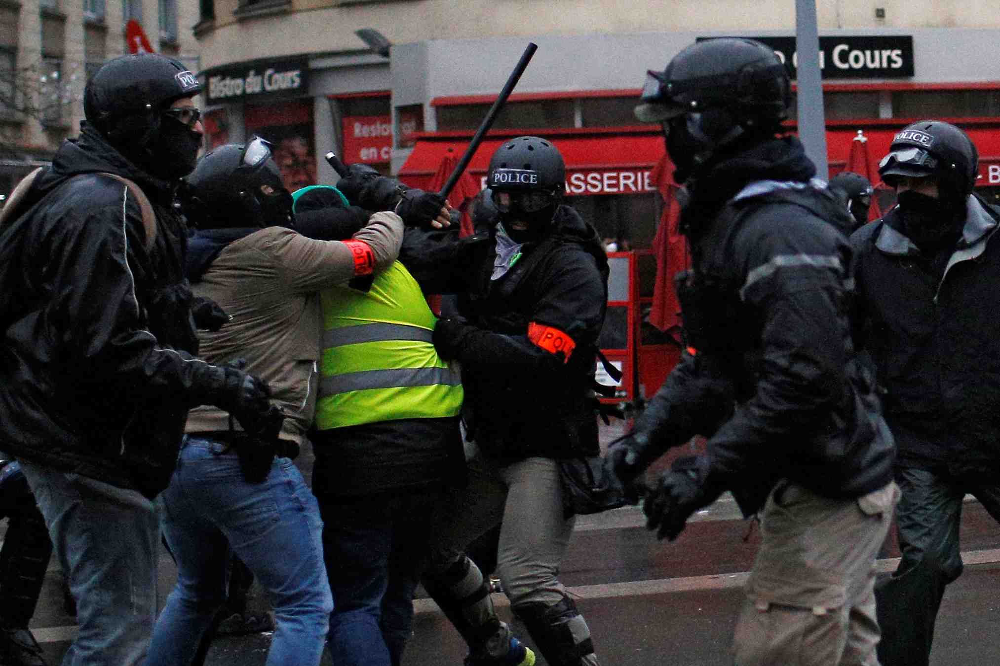 Castaner appelle a l'arret des gilets jaunes, un 9e deces
