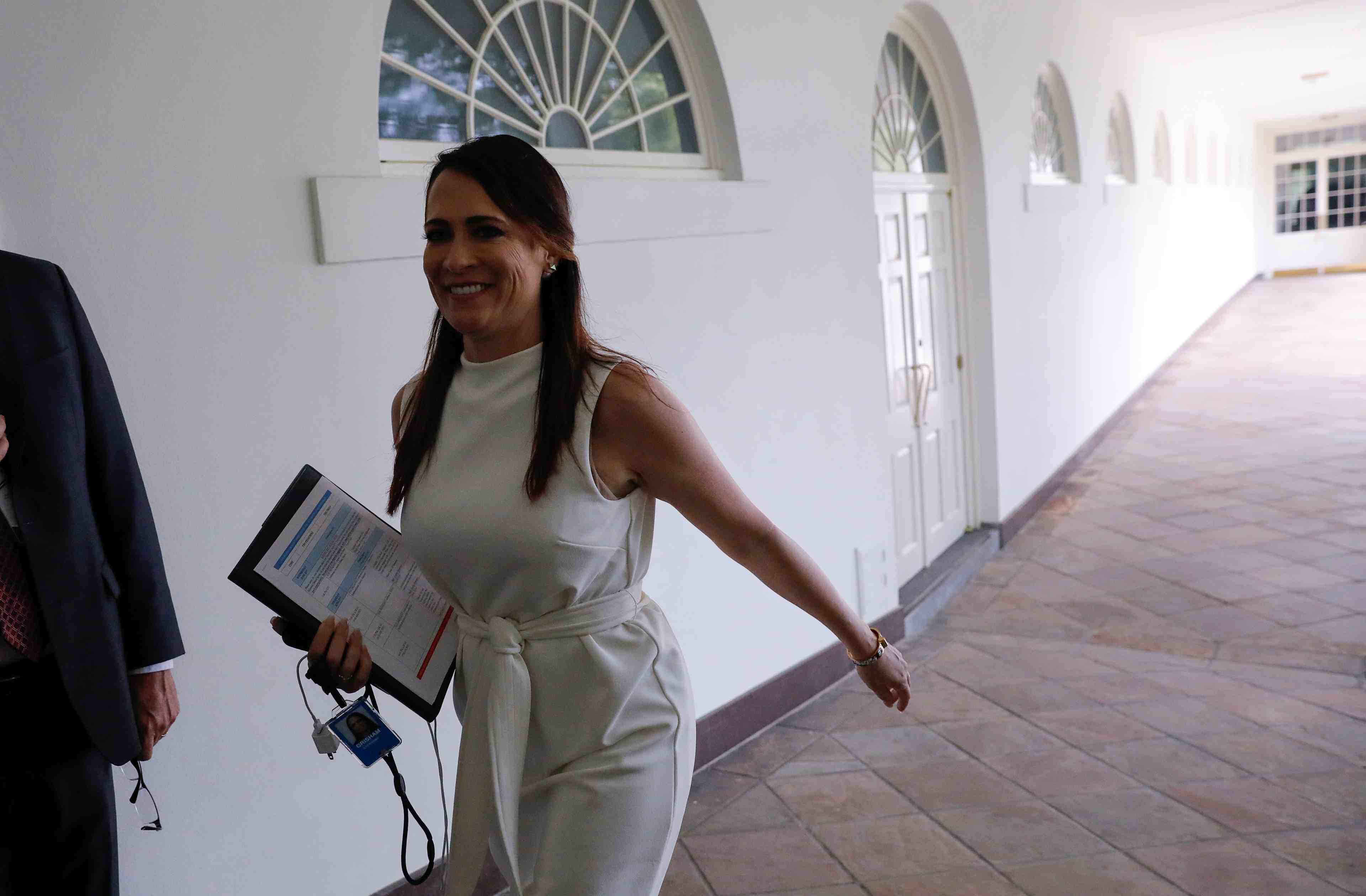Stephanie grisham va devenir porte-parole de la maison blanche