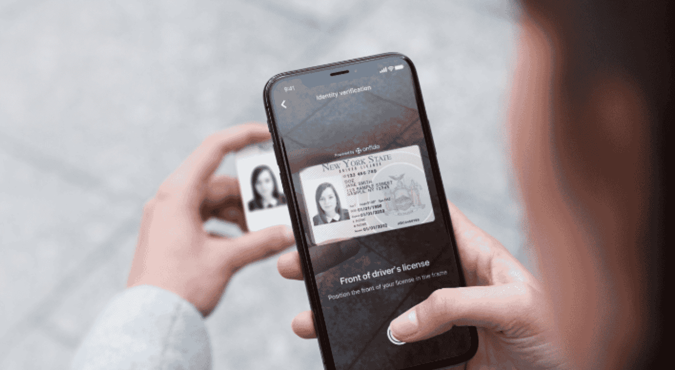 La startup britannique Onfido fait partie des Regtech européennes les plus prometteuses selon le cabinet KPMG. Elle a développé des algorithmes d'intelligence artificielle pour vérifier l'identité des utilisateurs à partir d'un selfie.