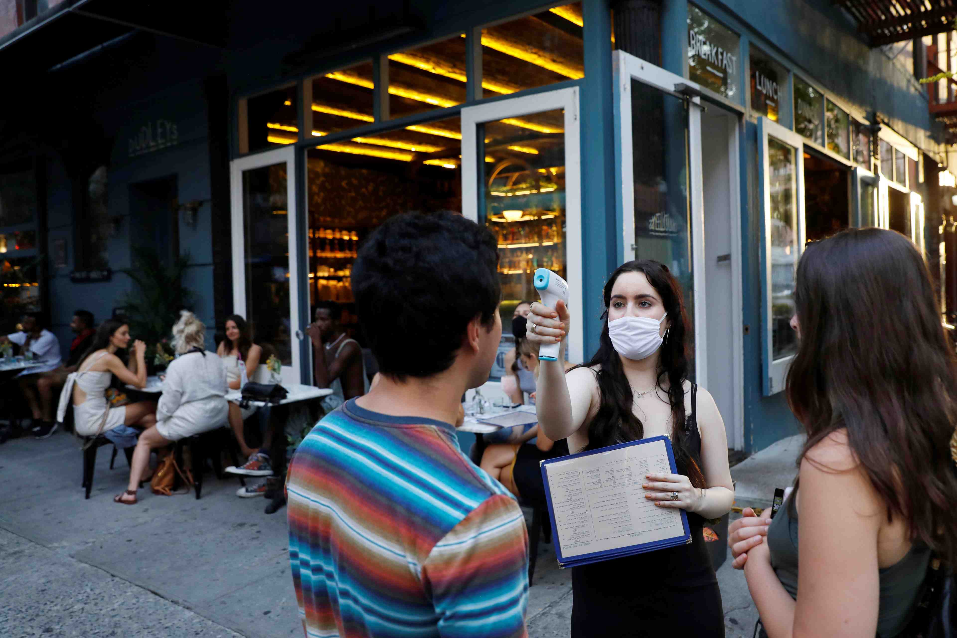 Nombre record de nouveaux cas aux usa, des bars fermes en californie