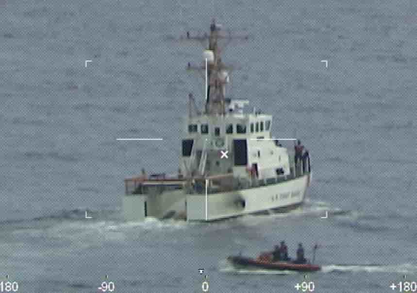 Etats-unis: trente-neuf disparus apres un naufrage au large de la floride