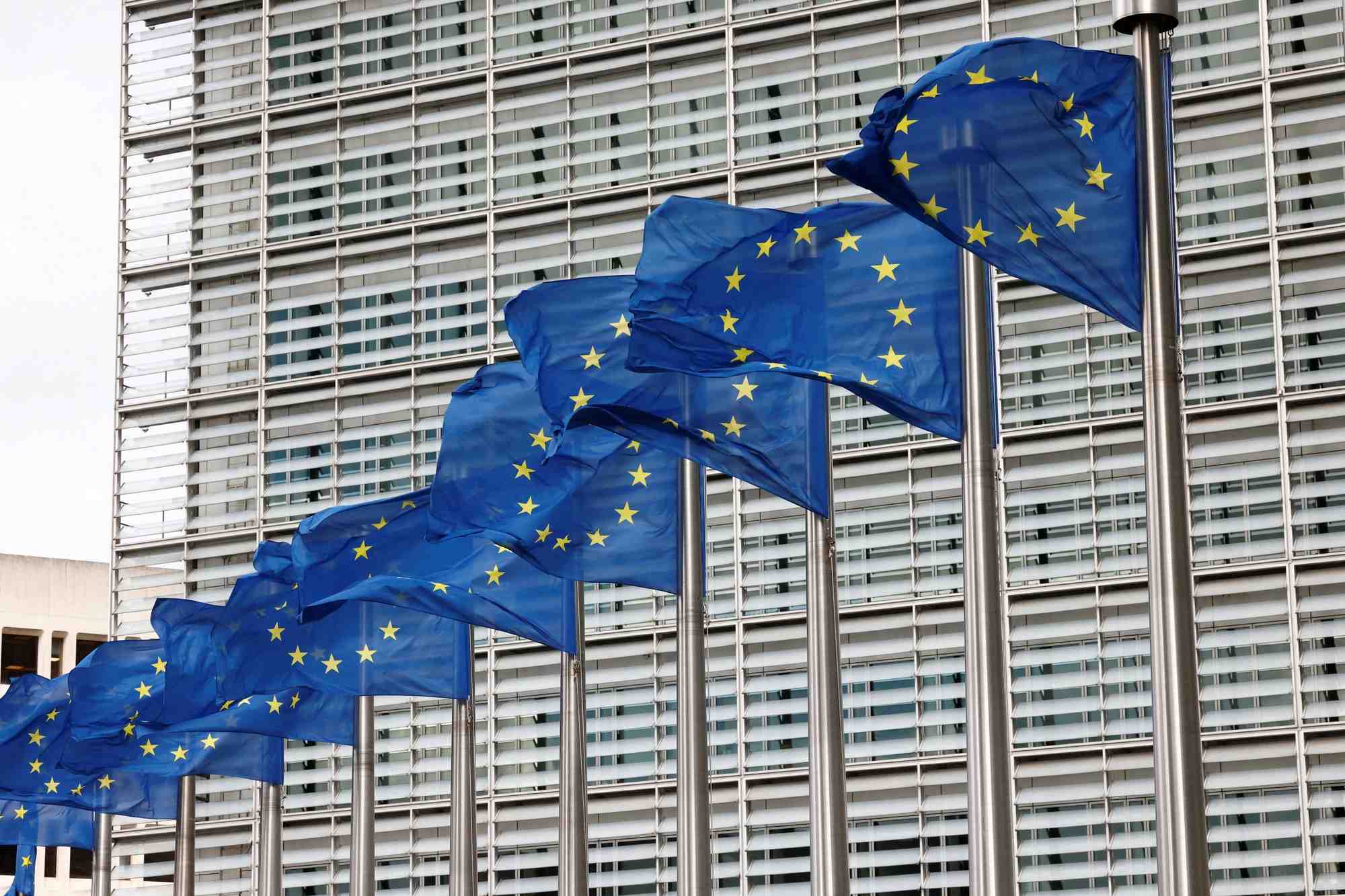 Les drapeaux de l'union europeenne flottent devant le siege de la commission europeenne a bruxelles