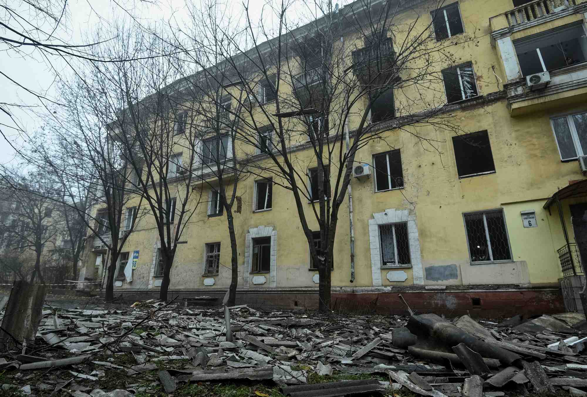 Un immeuble detruit par une frappe militaire russe a dnipro, en ukraine