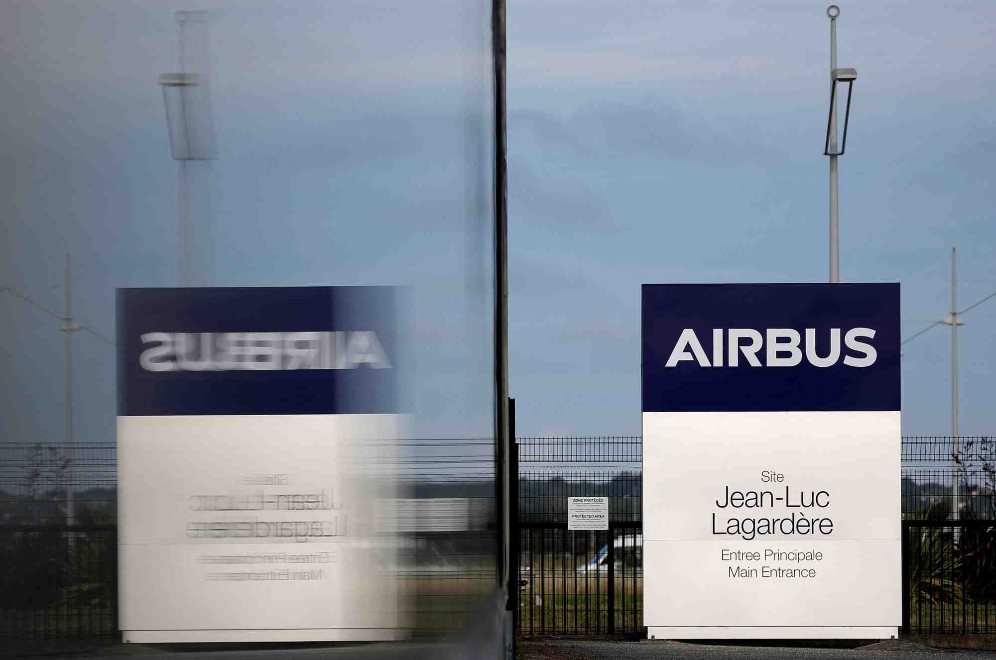 Entree de l'usine de production de l'a380 jean-luc lagardere au siege d'airbus a blagnac