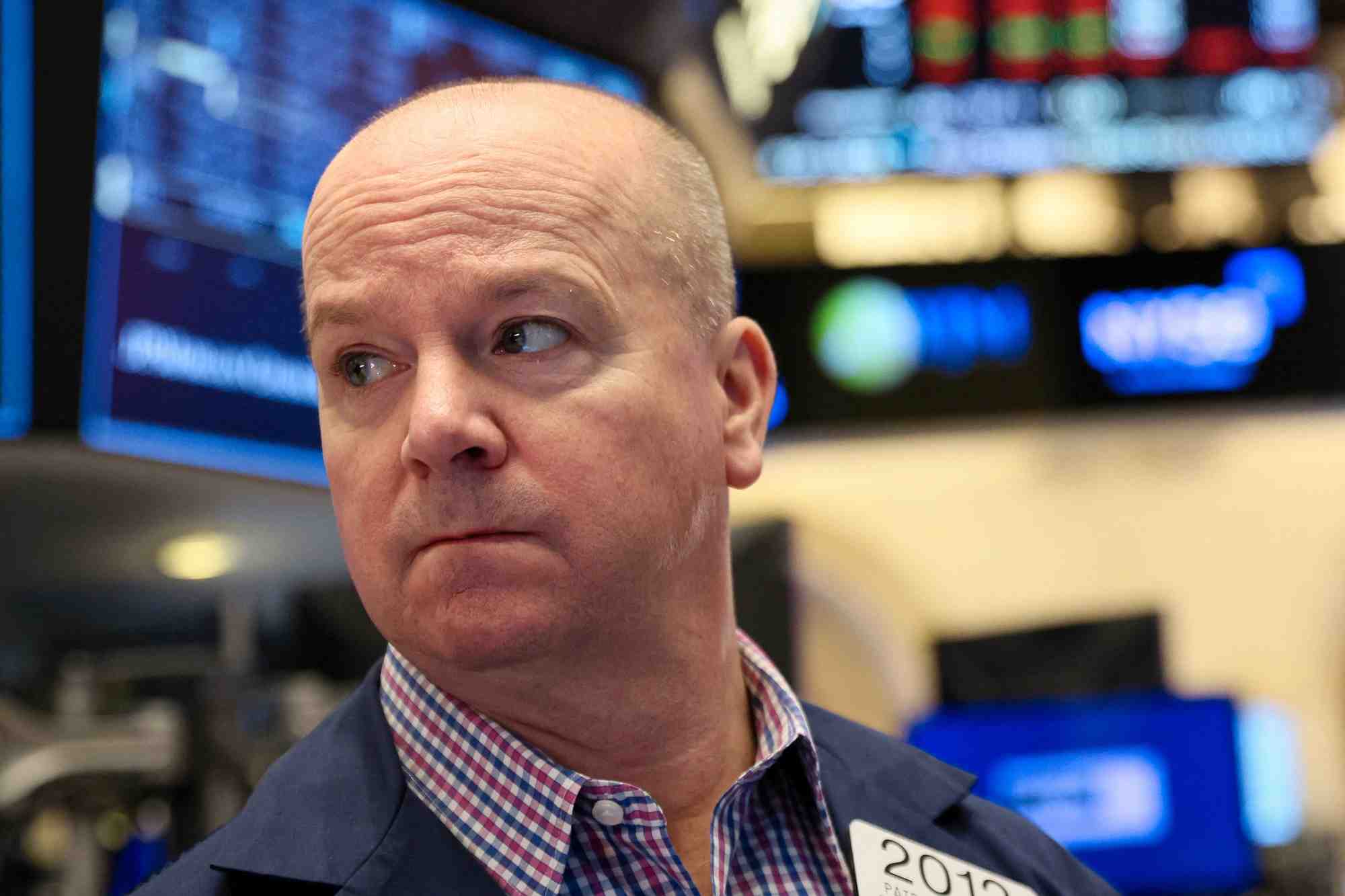 Un trader travaille a la bourse de york (nyse)
