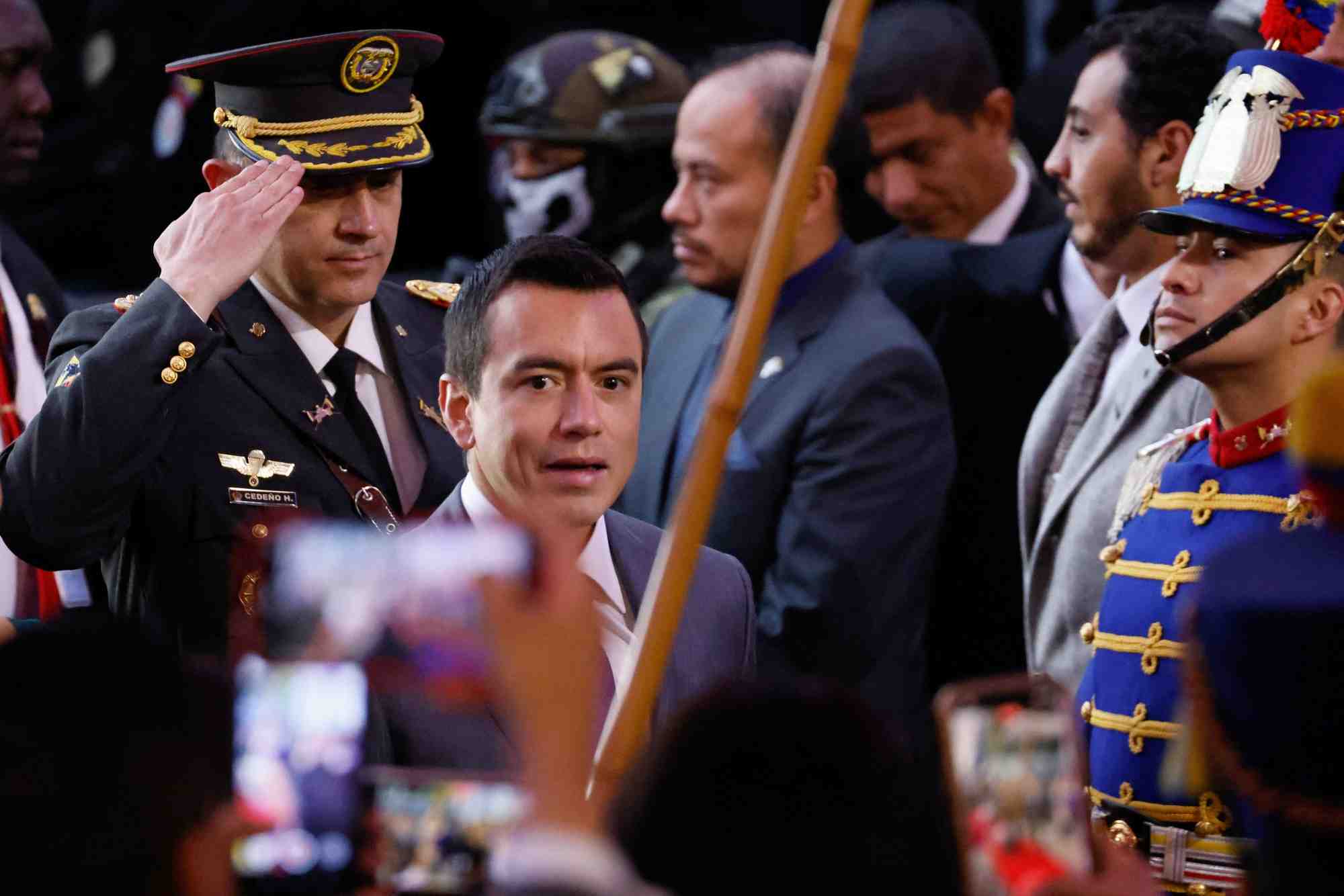 Photo du president equatorien daniel noboa qui assiste a la ceremonie d'inauguration d'un referendum