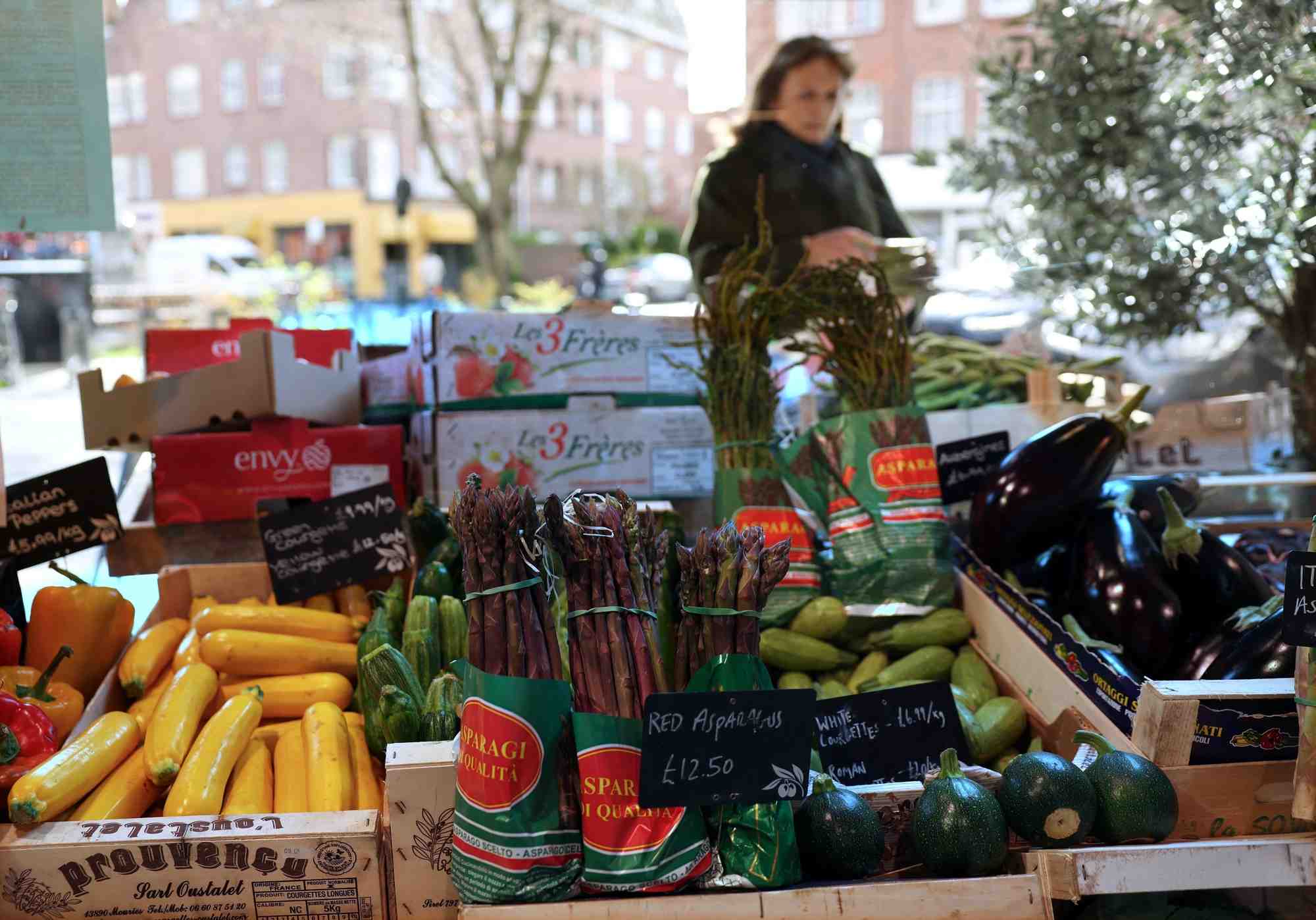 Une cliente achete des legumes a l'epicerie fine andreas a londres
