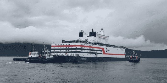 La première centrale nucléaire flottante pèse 21 tonnes et a dû être tirée par plusieurs bateaux.