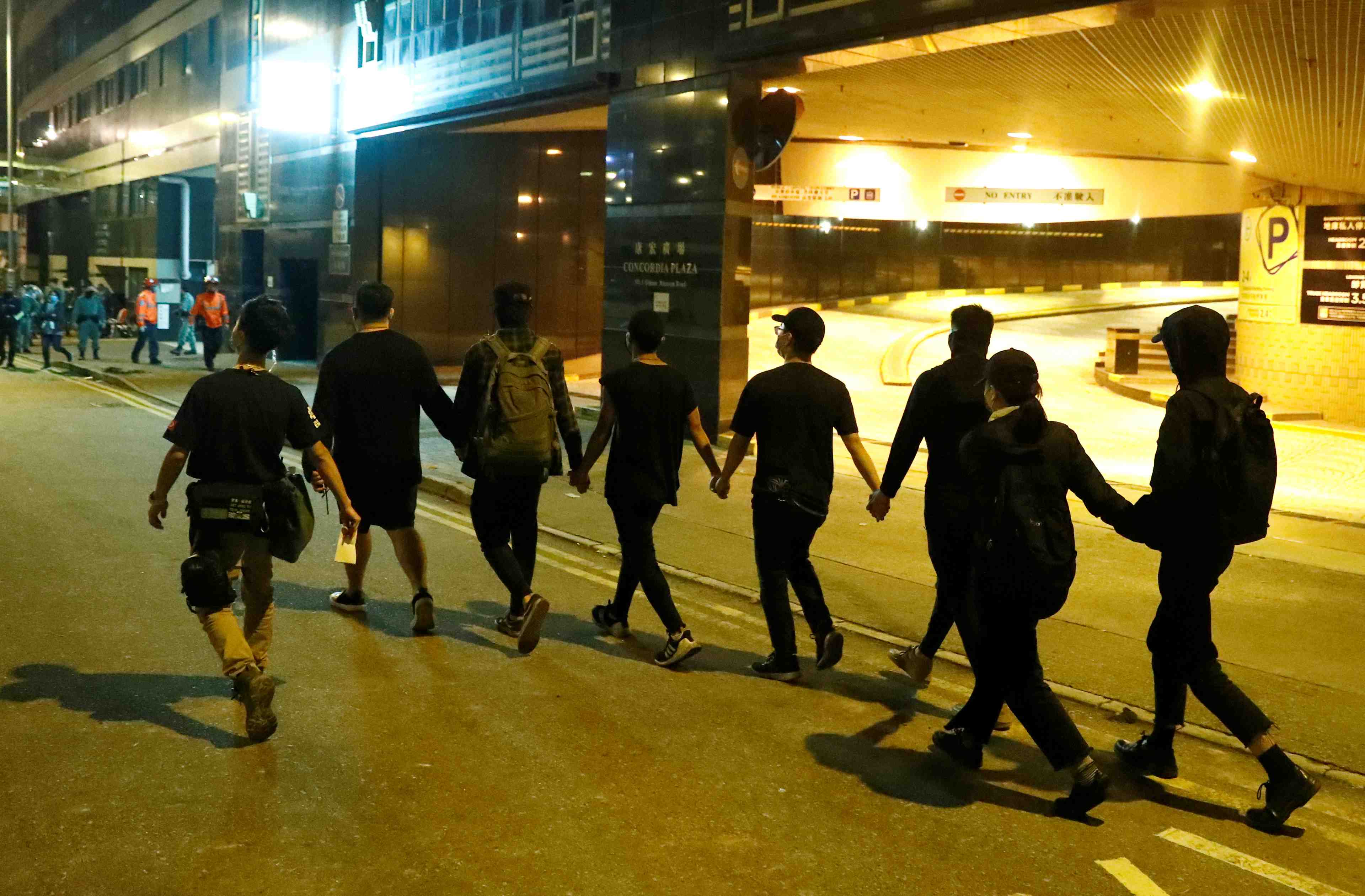 Hong kong: une poignee de manifestants d'un campus se rendent a la police
