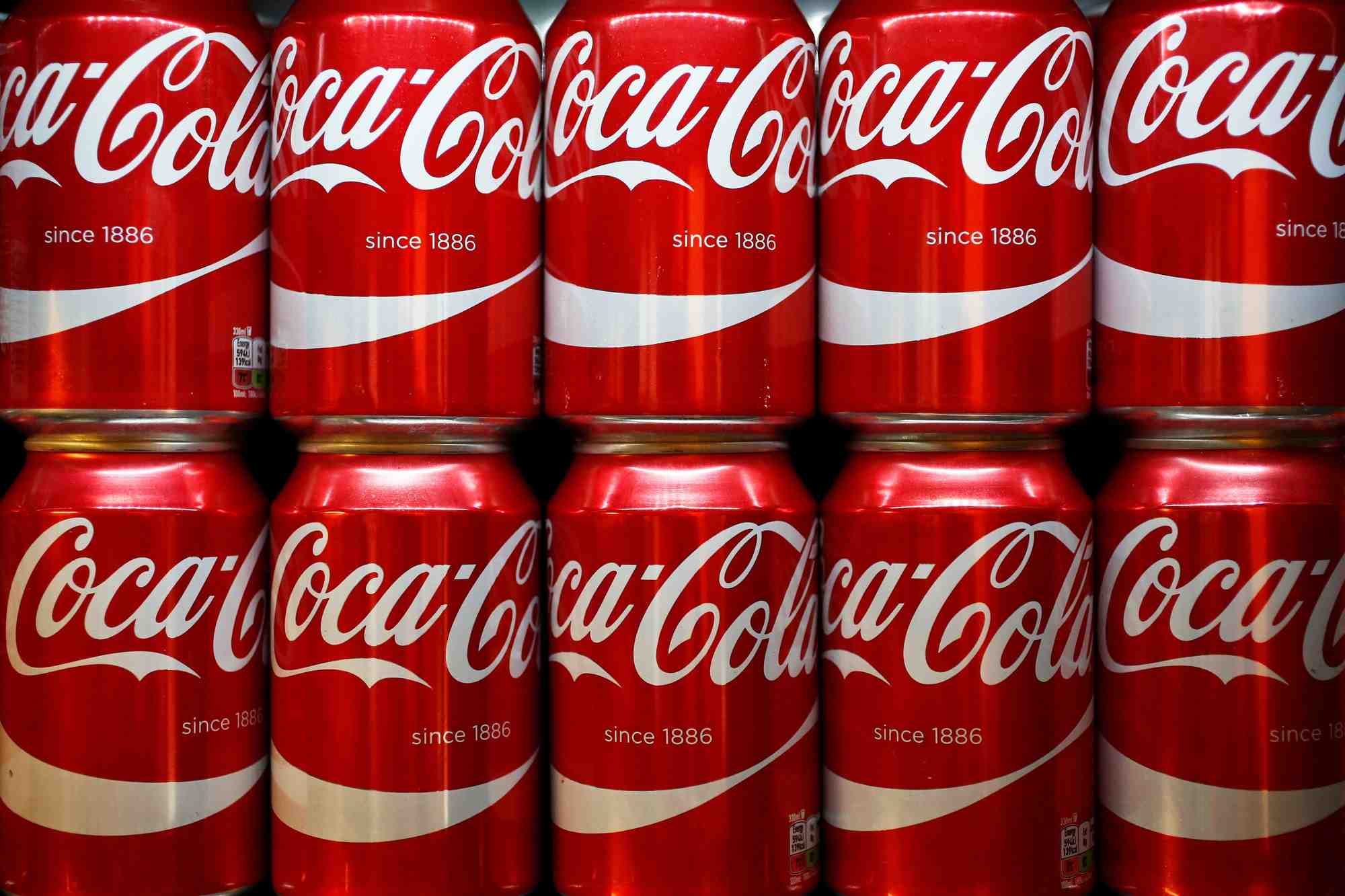 Photo d'archives des canettes de coca-cola