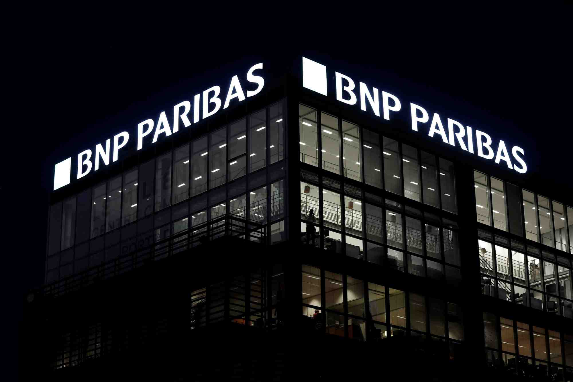 Photo d'archives d'un logo sur une agence bancaire bnp paribas a paris
