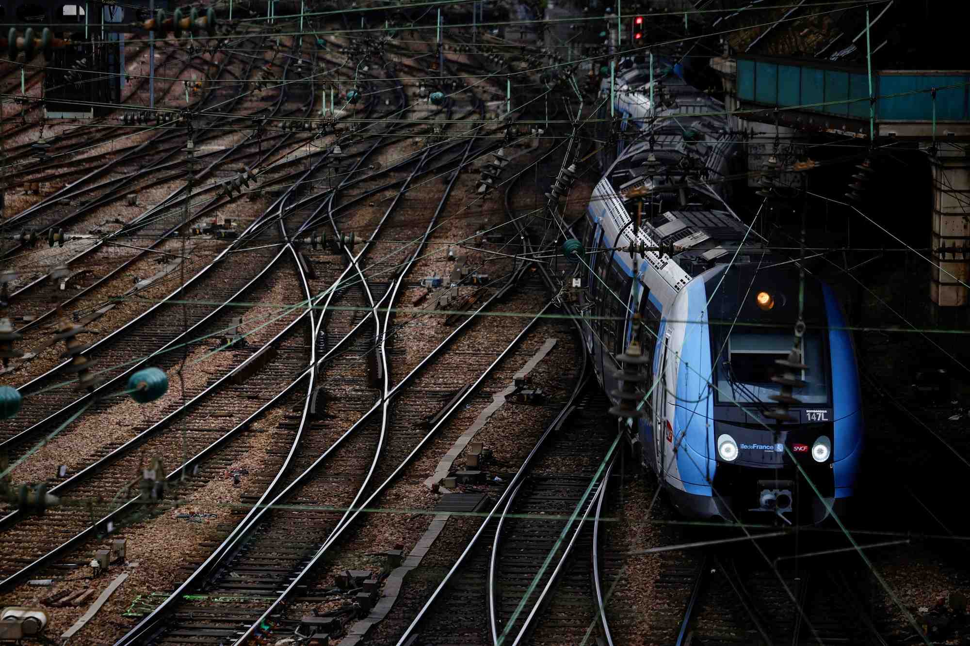 Un train a la gare saint-lazare a paris a la veille de greves et de manifestations contre la reforme des retraites en france