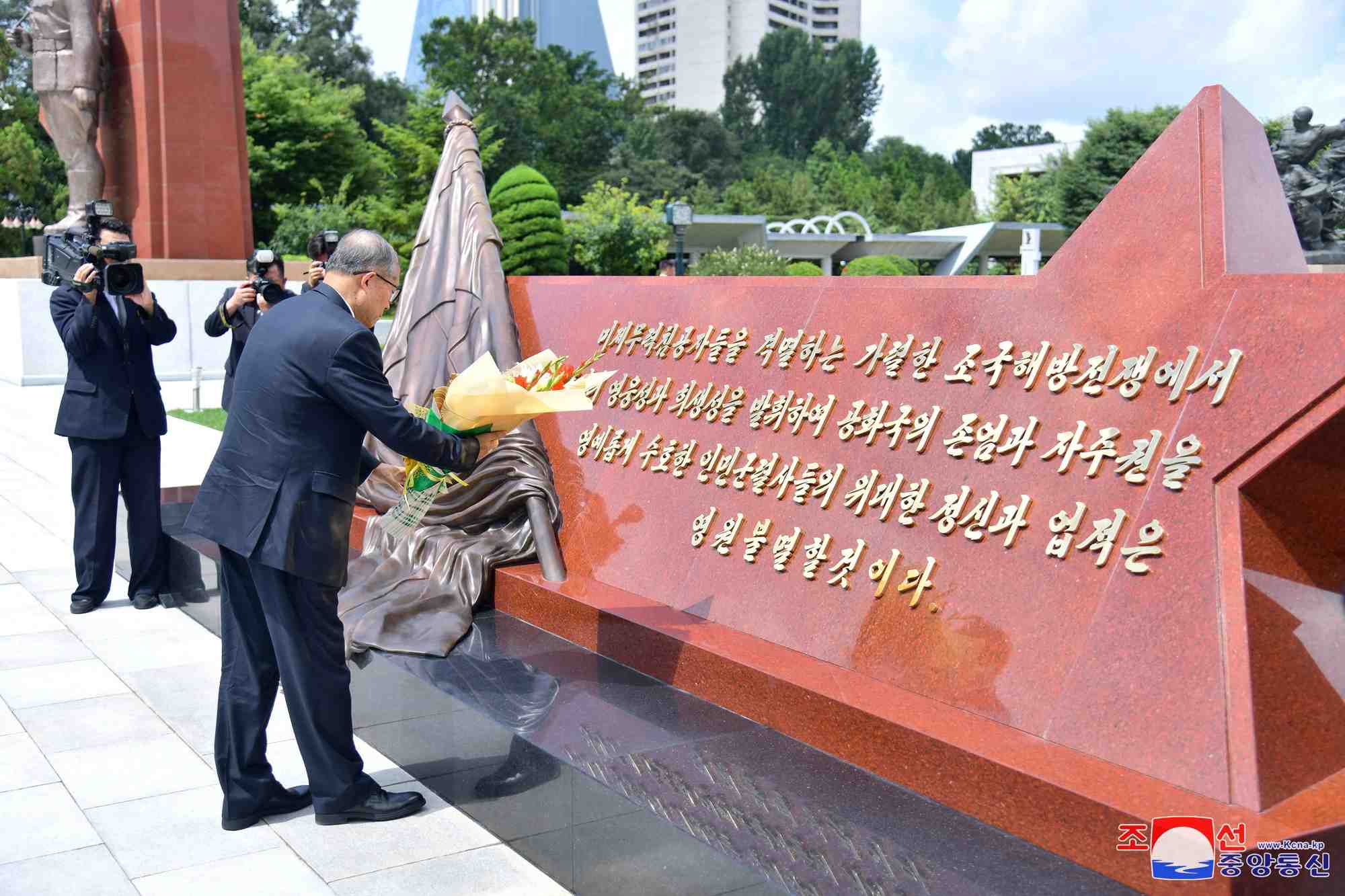 Photo du representant du parti communiste chinois li hongzhong a pyongyang
