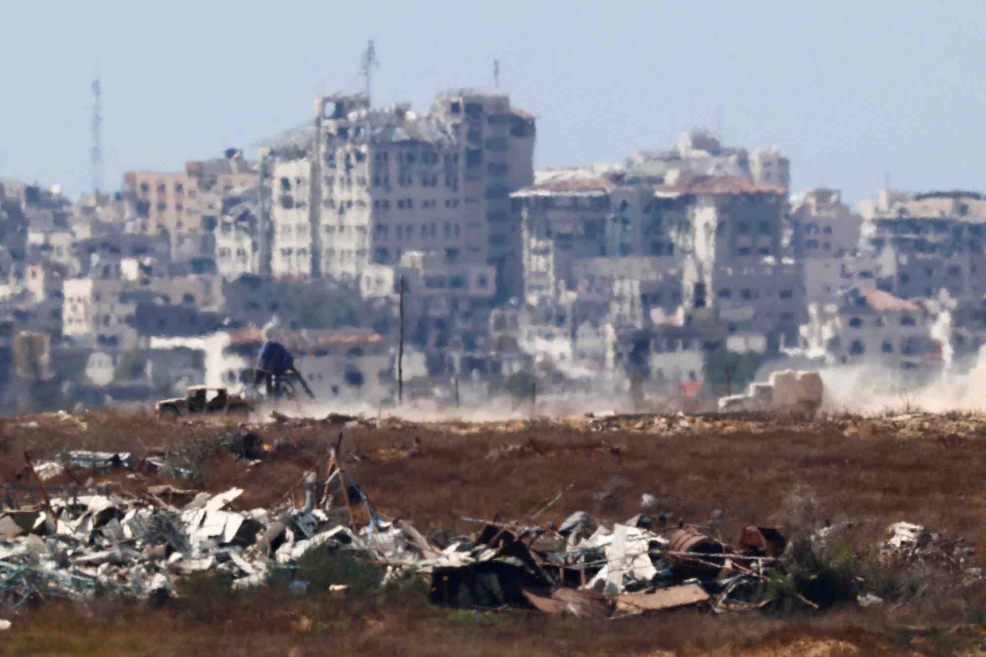 Des vehicules militaires israeliens manoeuvrent a l'interieur de la bande de gaza
