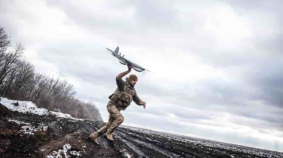 Le 14 janvier
dans la région
de Pokrovsk,
un militaire
des forces armées
ukrainiennes
lance un drone
de reconnaissance
Shark.