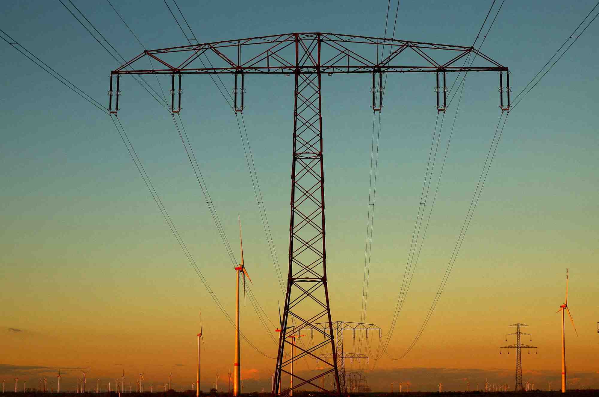 Photo d'archives de pylones electriques a weselitz, allemagne